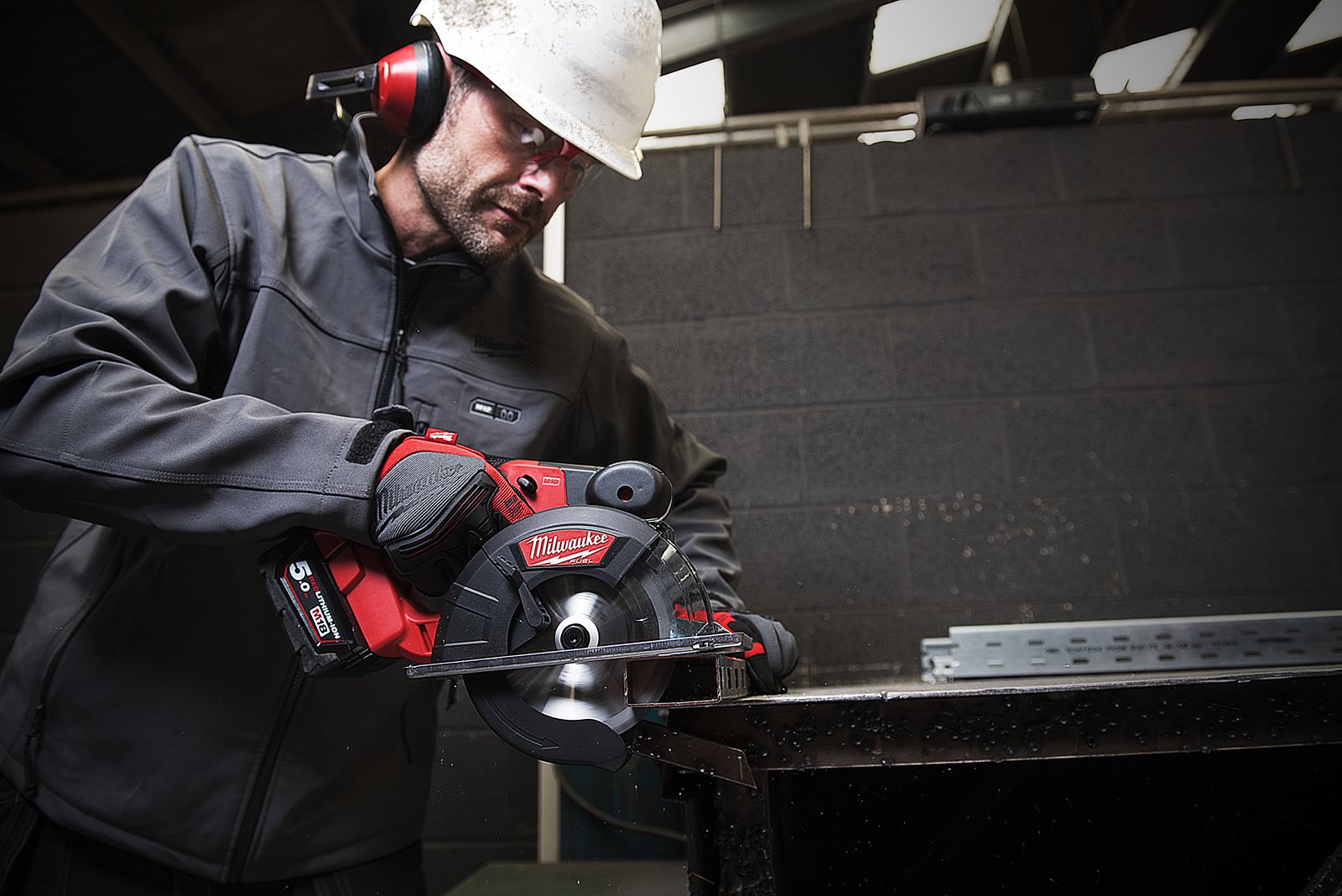 Fierăstrău pentru debitat metal M18 FUEL 57 mm Milwaukee M18 FMCS-0 - in utilizare 6