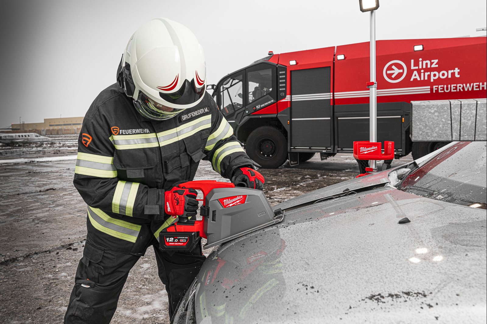 Fierăstrău circular pentru metal M18 FUEL 66 cm Milwaukee M18 FMCS66-0C - in utilizare 3