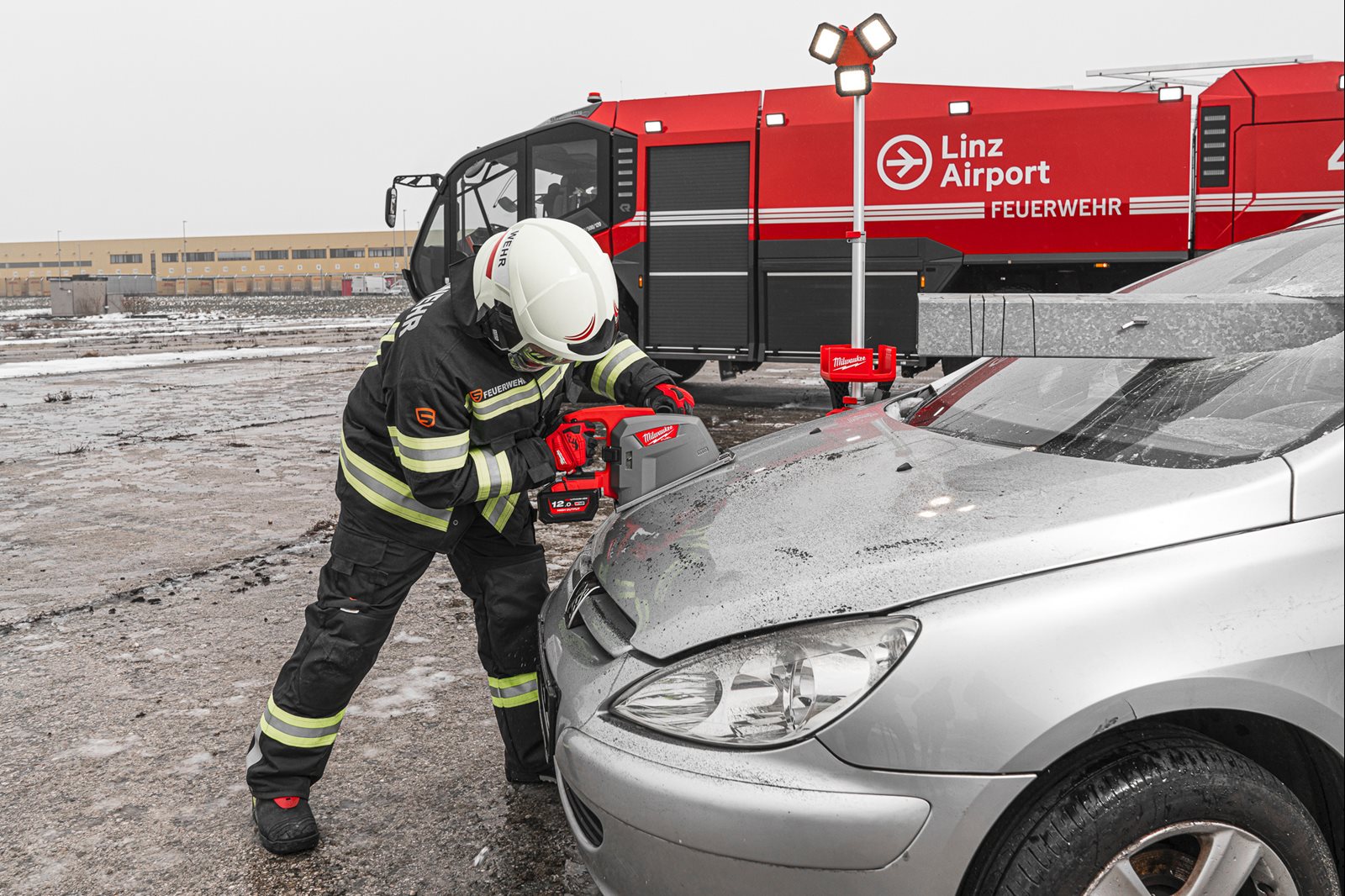 Fierăstrău circular pentru metal M18 FUEL 66 cm Milwaukee M18 FMCS66-0C - in utilizare 4