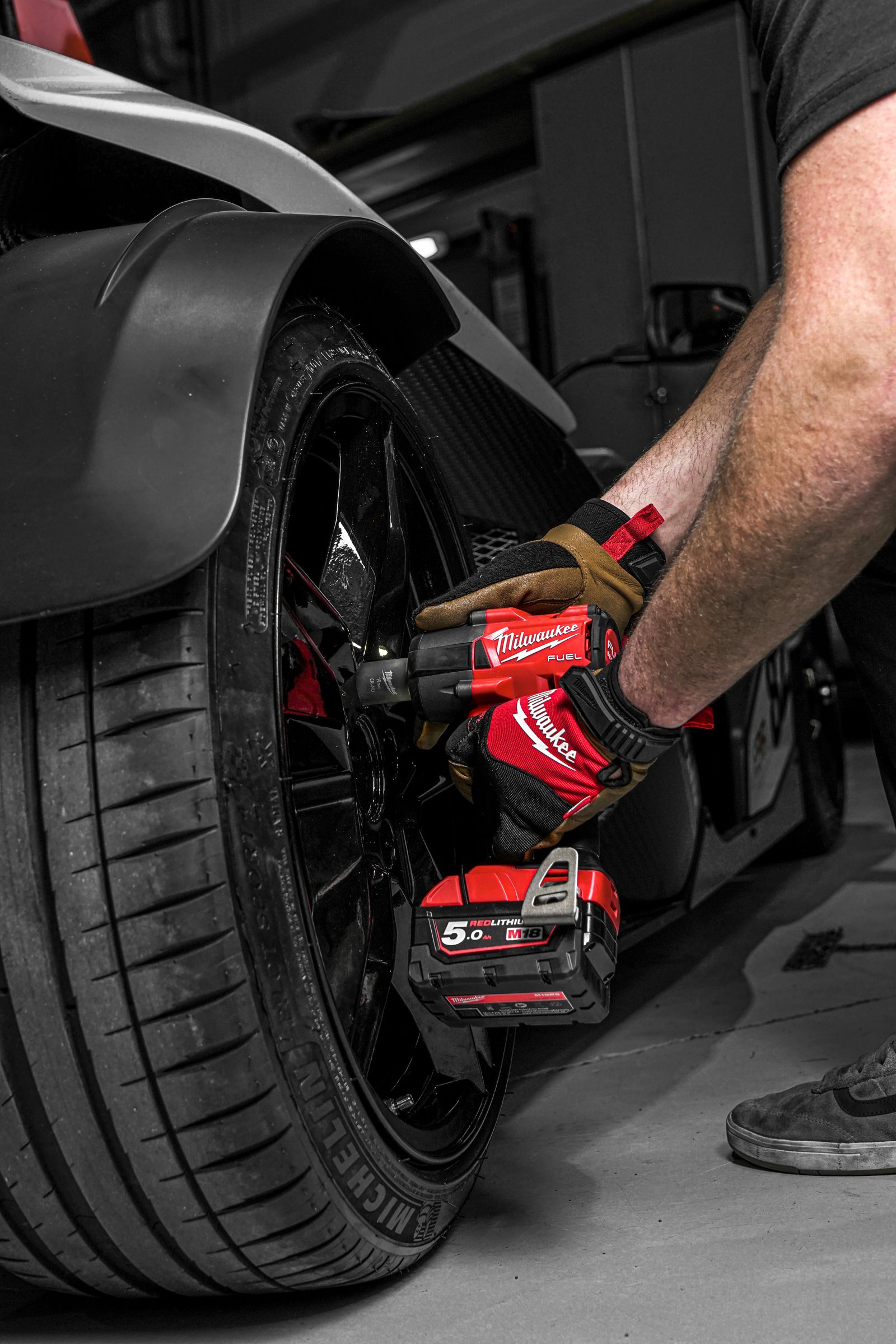 Cheie de impact 1/2" M18 FUEL, cuplu mediu și inel de fixare Milwaukee M18 FMTIW2F12-0X - in utilizare 10