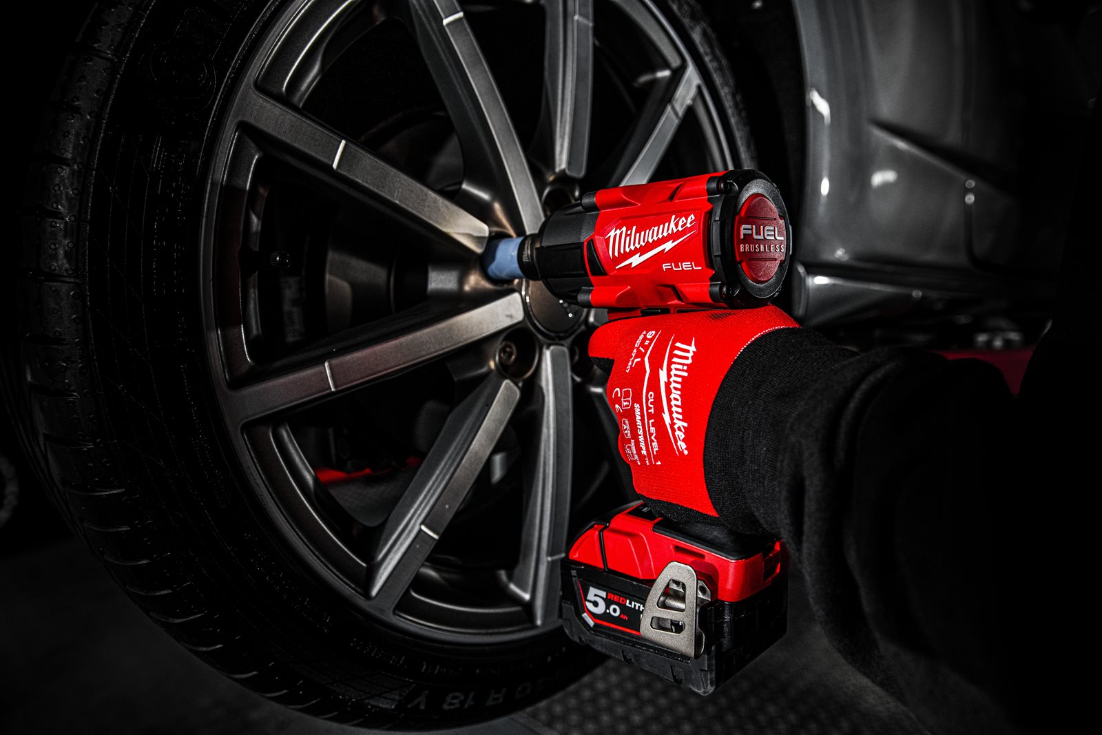 Cheie de impact 1/2" M18 FUEL, cuplu mediu și inel de fixare Milwaukee M18 FMTIW2F12-0X - in utilizare 12