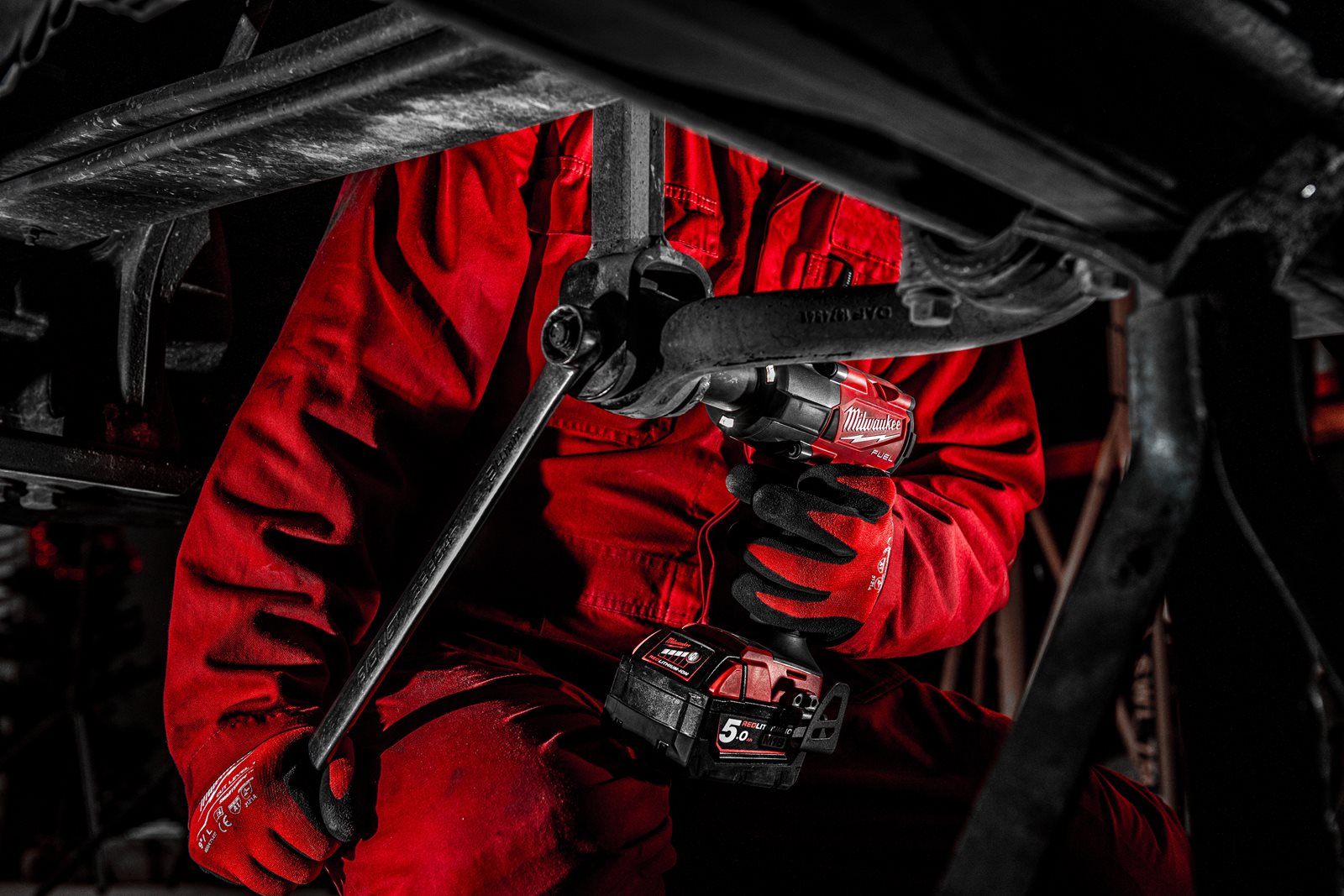 Cheie de impact 1/2" M18 FUEL, cuplu mediu și inel de fixare Milwaukee M18 FMTIW2F12-0X - in utilizare 13