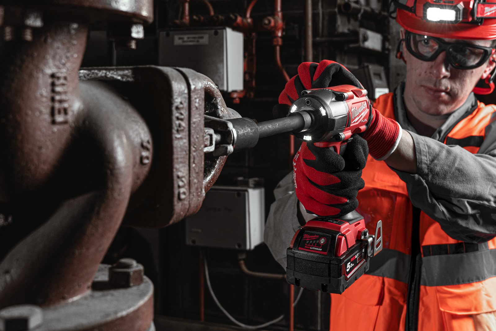 Cheie de impact 1/2" M18 FUEL, cuplu mediu și inel de fixare Milwaukee M18 FMTIW2F12-0X - in utilizare 16