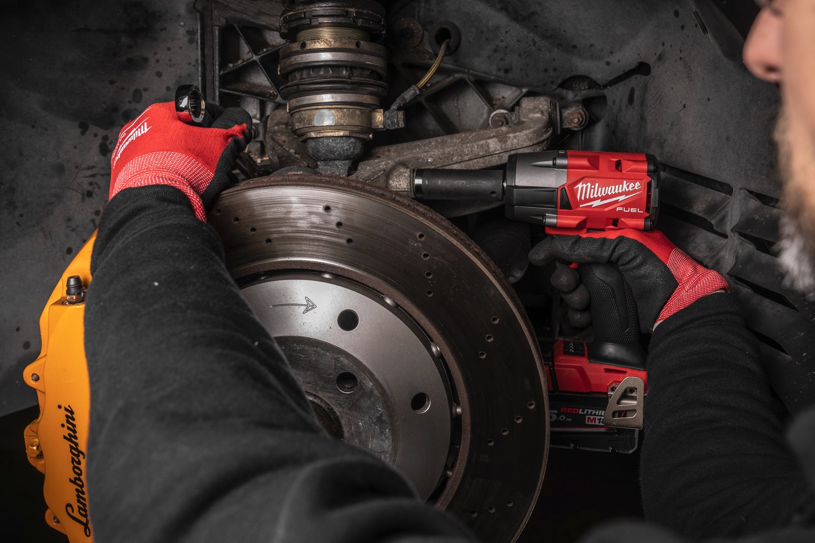 Cheie de impact 1/2" M18 FUEL, cuplu mediu și inel de fixare Milwaukee M18 FMTIW2F12-0X - in utilizare 17