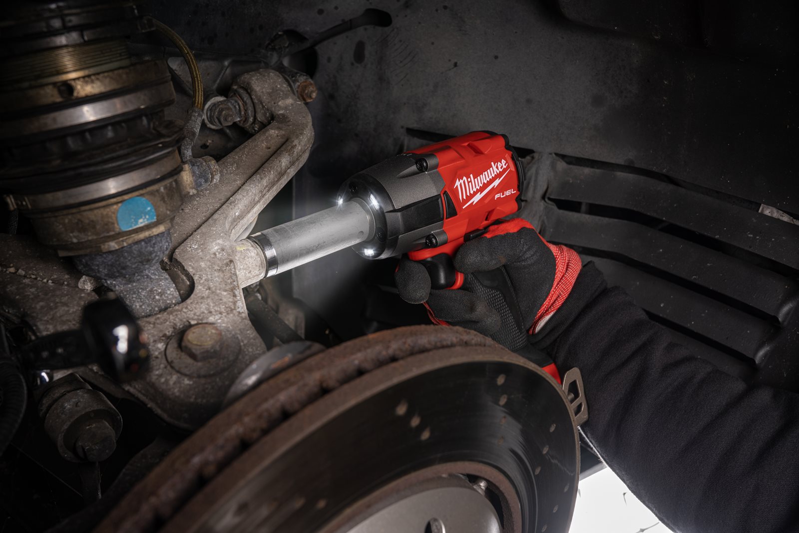 Cheie de impact 1/2" M18 FUEL, cuplu mediu și inel de fixare Milwaukee M18 FMTIW2F12-0X - in utilizare 18