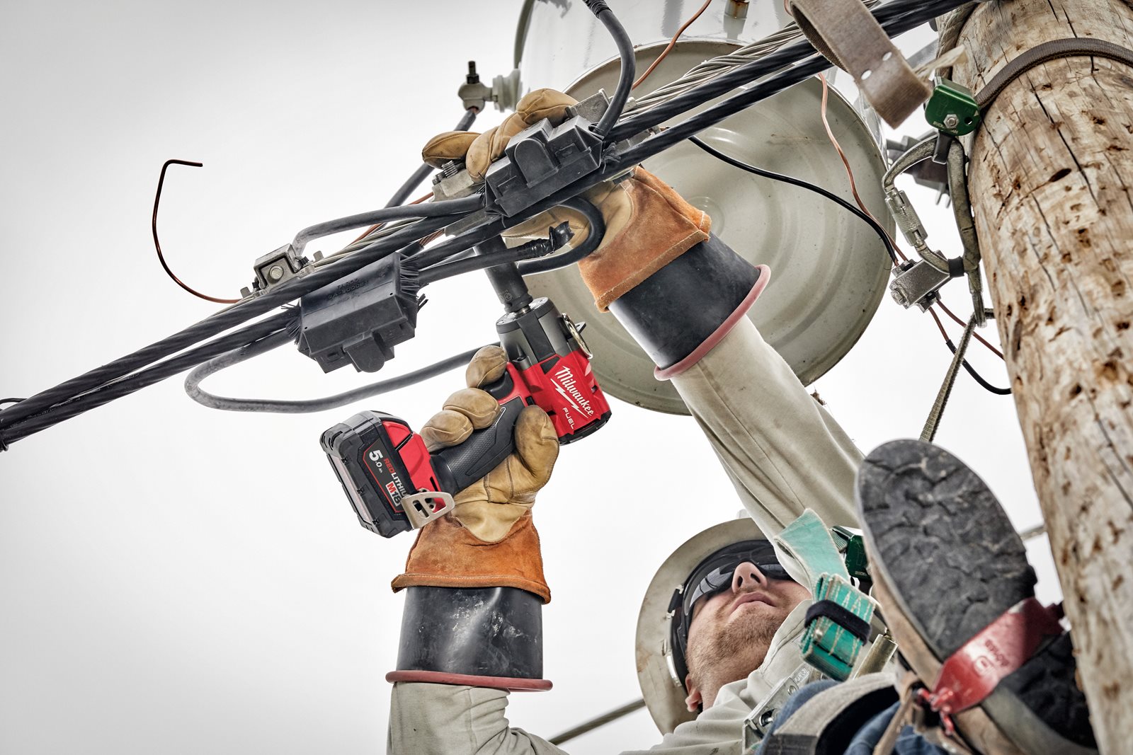 Cheie de impact 1/2" M18 FUEL, cuplu mediu și inel de fixare Milwaukee M18 FMTIW2F12-0X - in utilizare 3