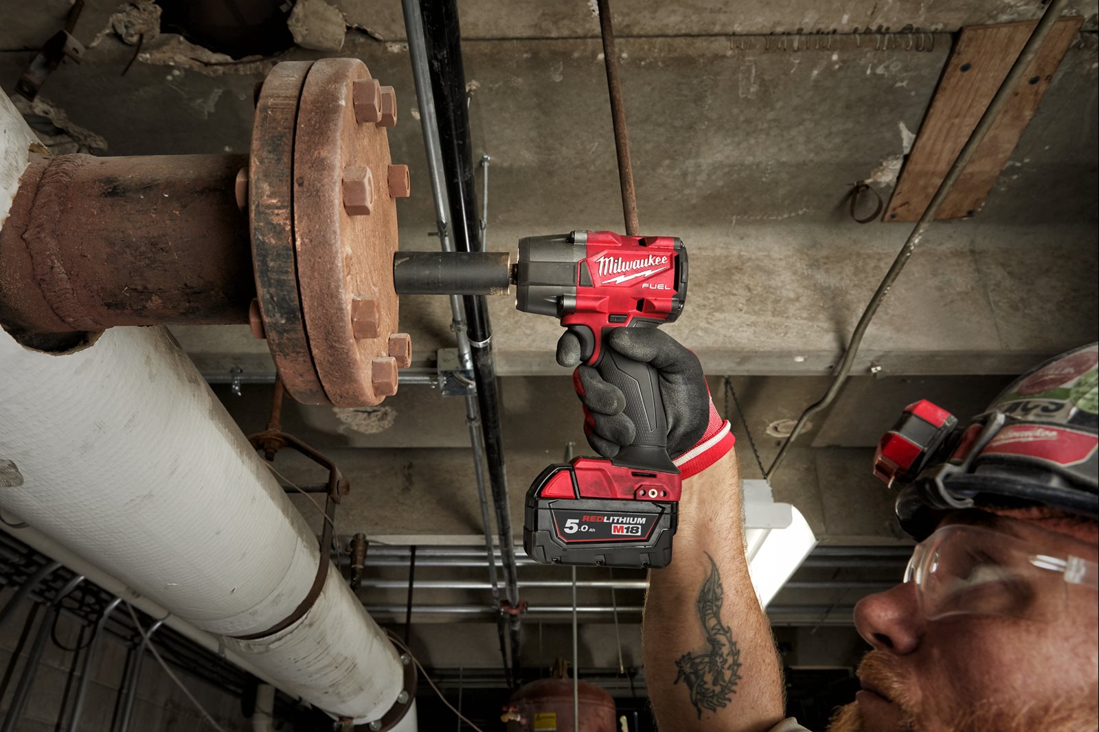 Cheie de impact 1/2" M18 FUEL, cuplu mediu și inel de fixare Milwaukee M18 FMTIW2F12-0X - in utilizare 5