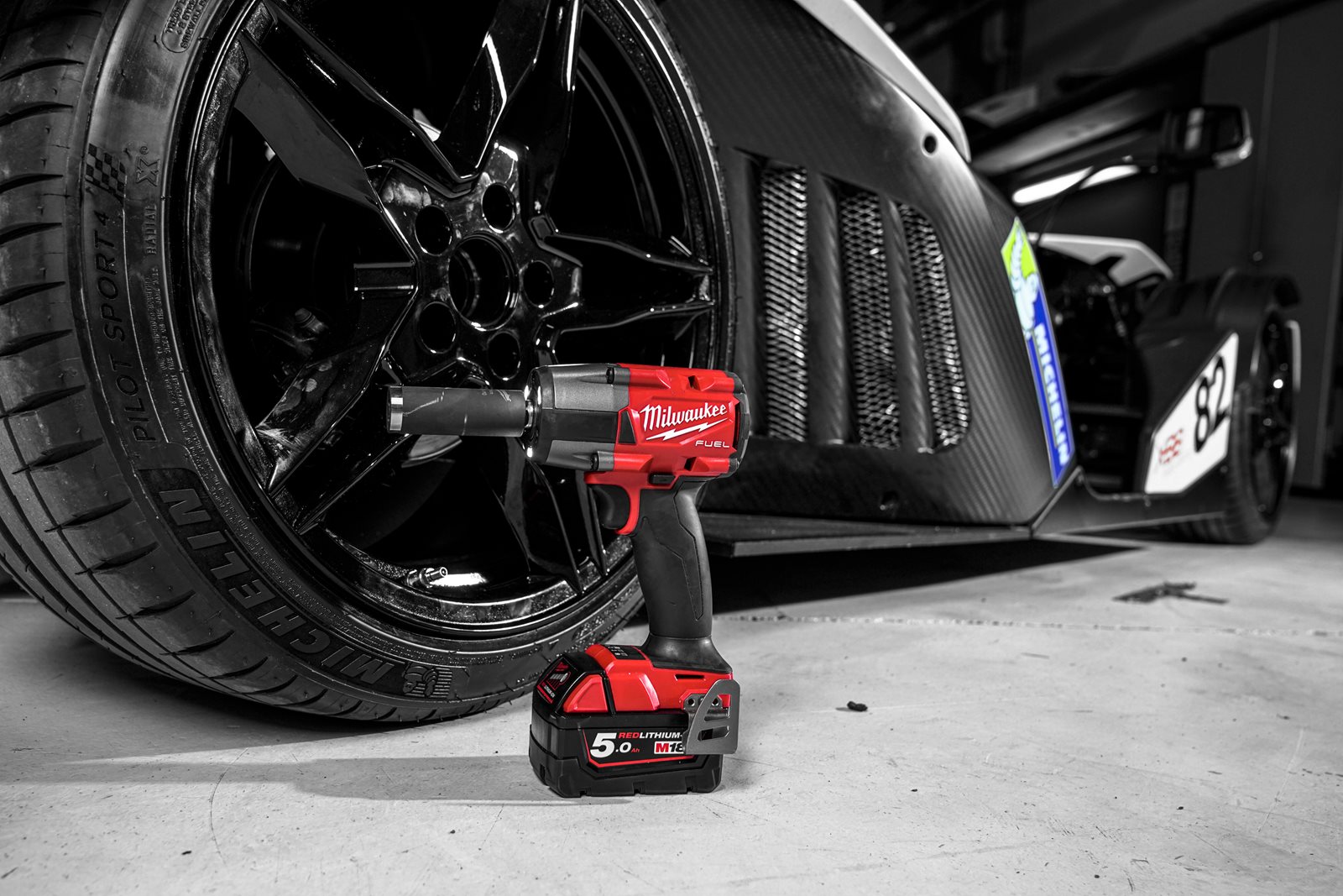 Cheie de impact 1/2" M18 FUEL, cuplu mediu și inel de fixare Milwaukee M18 FMTIW2F12-0X - in utilizare 8