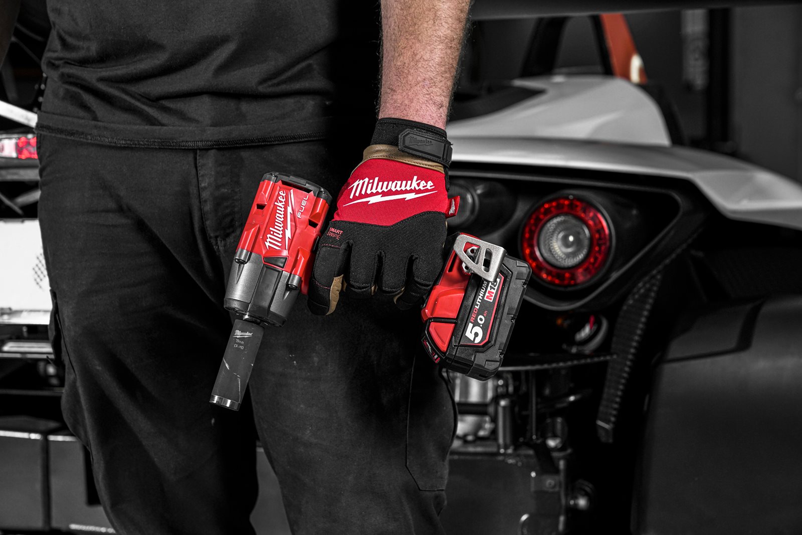 Cheie de impact 1/2" M18 FUEL, cuplu mediu și inel de fixare Milwaukee M18 FMTIW2F12-0X - in utilizare 9