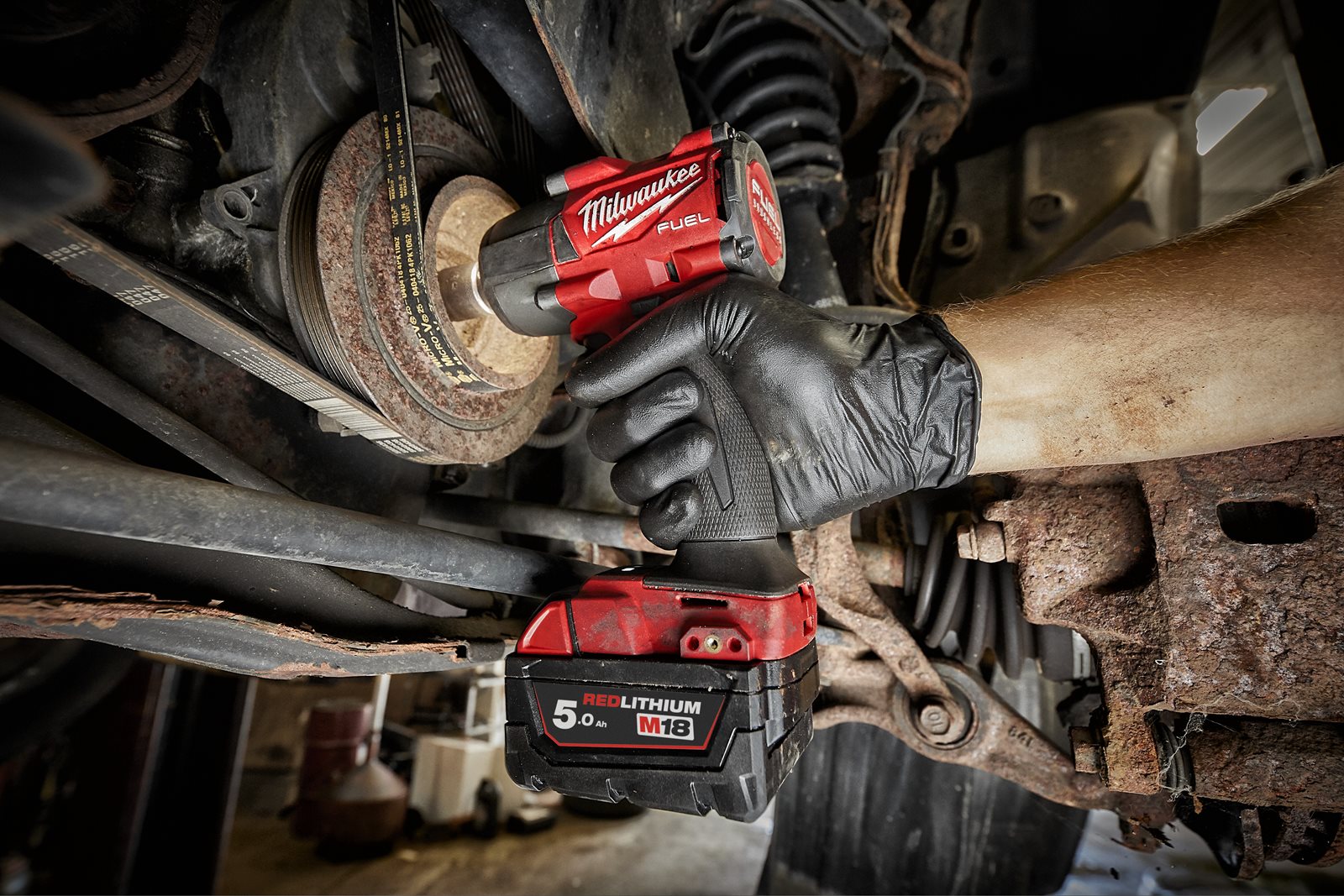 Cheie de impact 1/2" M18 FUEL, cuplu mediu și pin de blocare Milwaukee M18 FMTIW2P12-0X - in utilizare 1
