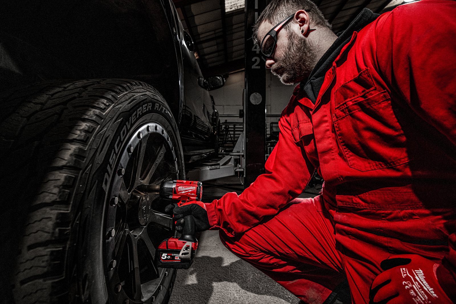 Cheie de impact 1/2" M18 FUEL, cuplu mediu și pin de blocare Milwaukee M18 FMTIW2P12-0X - in utilizare 11