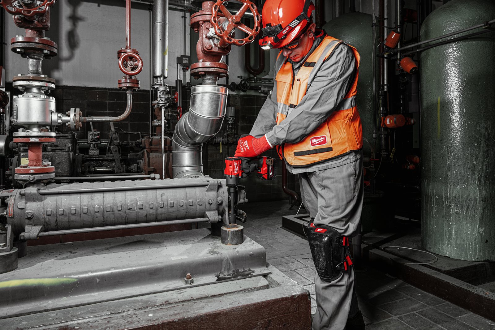Cheie de impact 1/2" M18 FUEL, cuplu mediu și pin de blocare Milwaukee M18 FMTIW2P12-0X - in utilizare 12