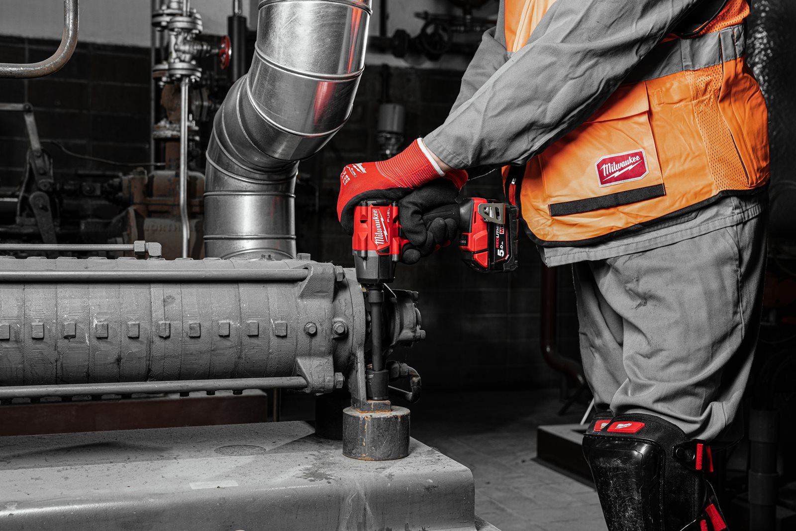Cheie de impact 1/2" M18 FUEL, cuplu mediu și pin de blocare Milwaukee M18 FMTIW2P12-0X - in utilizare 13