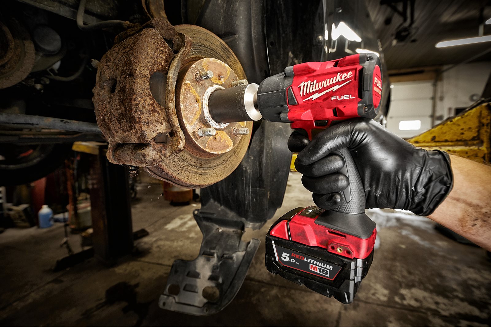 Cheie de impact 1/2" M18 FUEL, cuplu mediu și pin de blocare Milwaukee M18 FMTIW2P12-0X - in utilizare 2