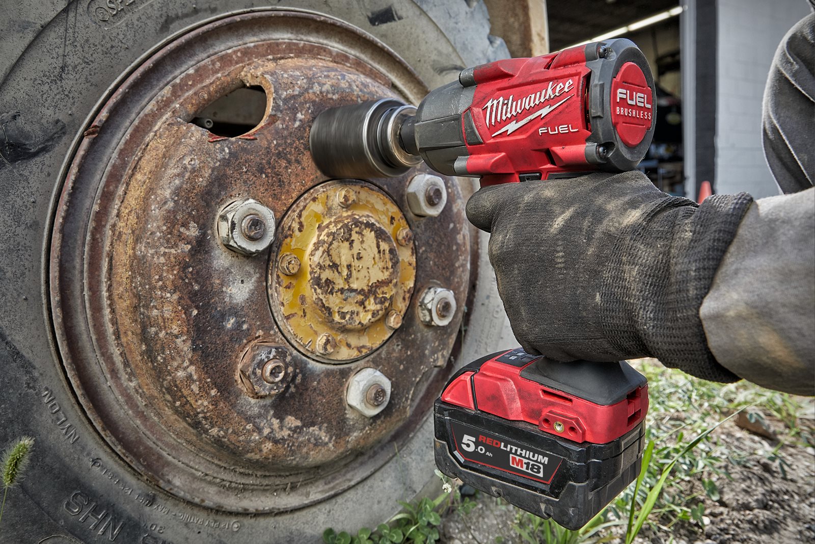 Cheie de impact 1/2" M18 FUEL, cuplu mediu și pin de blocare Milwaukee M18 FMTIW2P12-0X - in utilizare 4