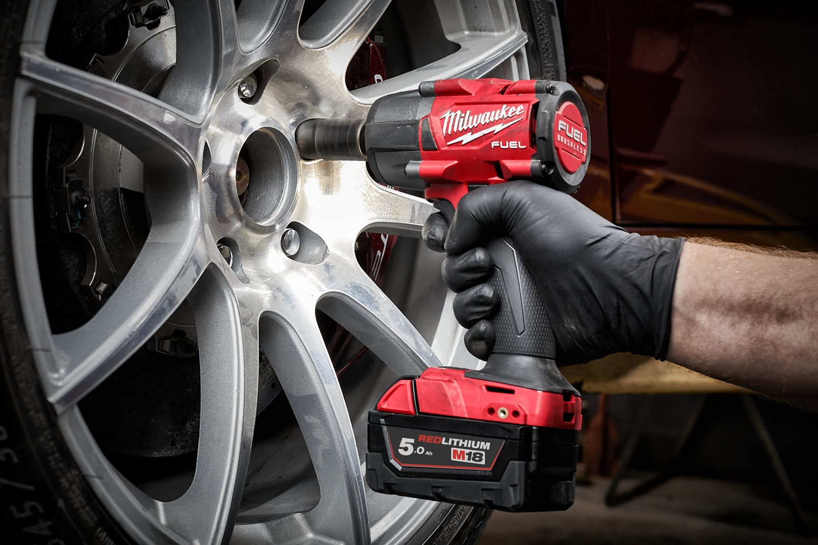 Cheie de impact 1/2" M18 FUEL, cuplu mediu și pin de blocare Milwaukee M18 FMTIW2P12-0X - in utilizare 6