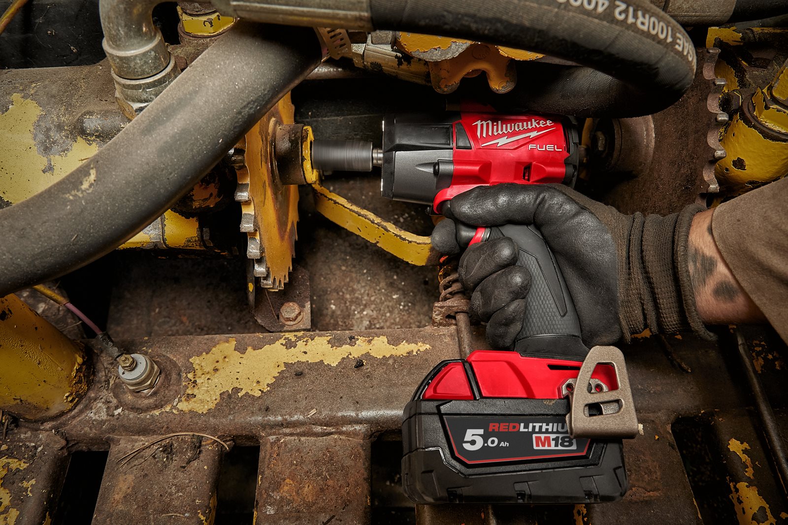 Cheie de impact 1/2" M18 FUEL, cuplu mediu și pin de blocare Milwaukee M18 FMTIW2P12-0X - in utilizare 7