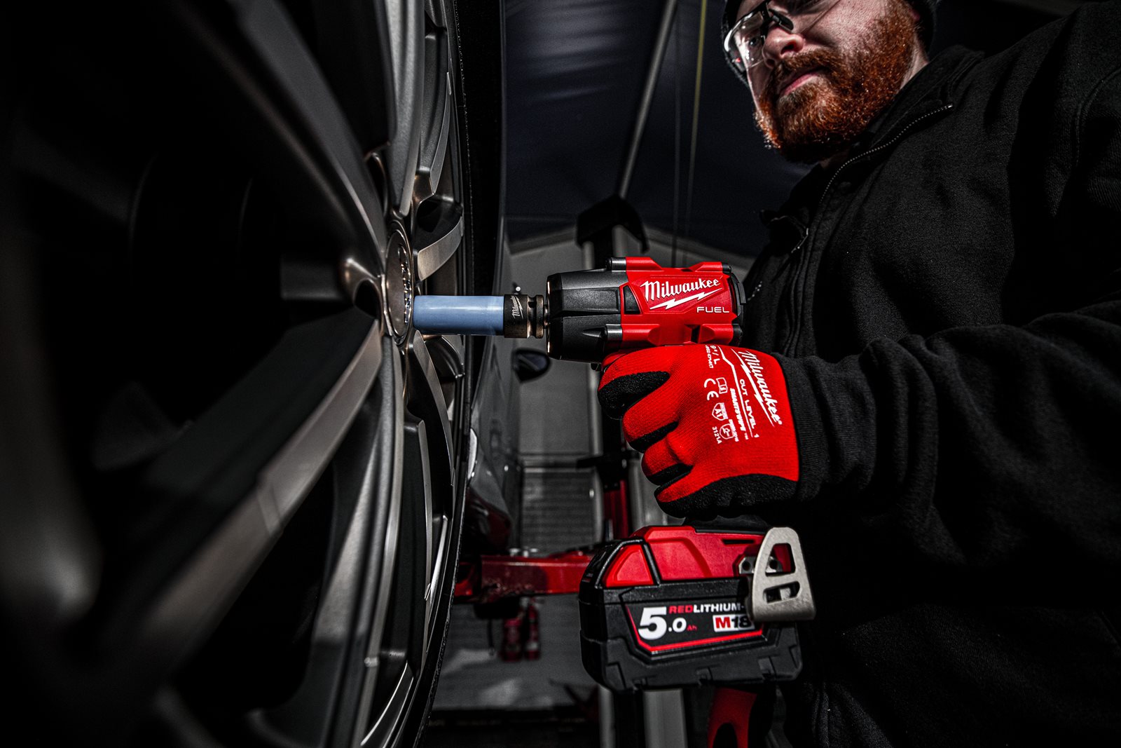 Cheie de impact 1/2" M18 FUEL, cuplu mediu și pin de blocare Milwaukee M18 FMTIW2P12-0X - in utilizare 8