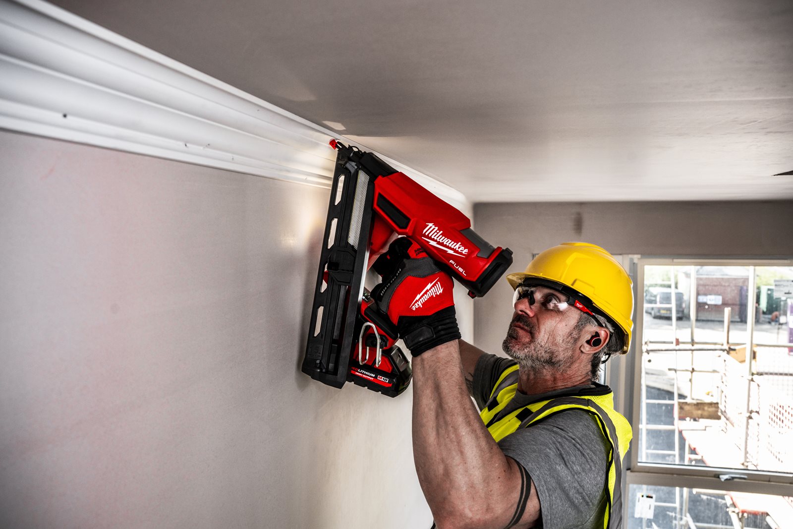 Pistol înclinat pentru cuie 15 GA M18 FUEL Milwaukee M18 FN15GA-0X - in utilizare 1
