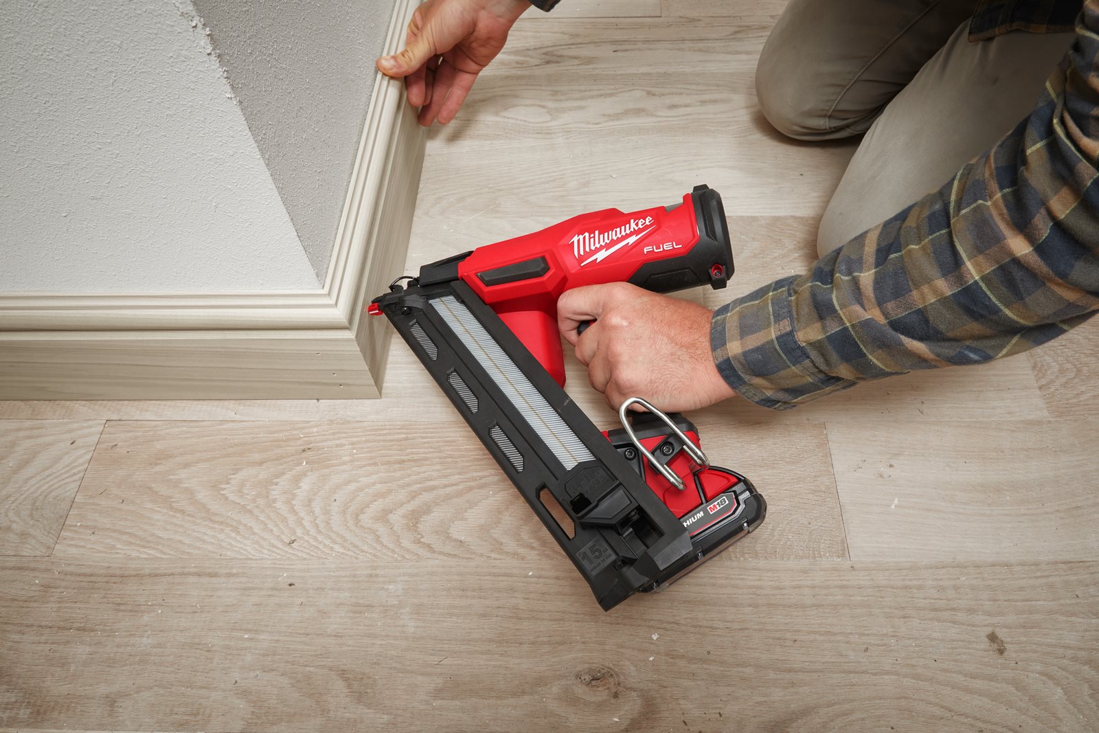 Pistol înclinat pentru cuie 15 GA M18 FUEL Milwaukee M18 FN15GA-0X - in utilizare 10