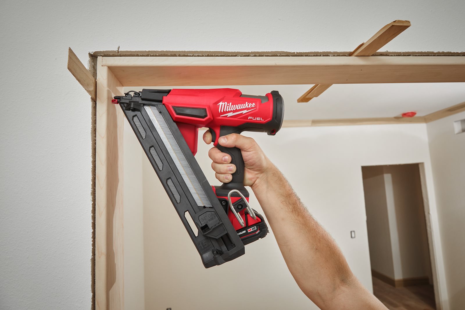 Pistol înclinat pentru cuie 15 GA M18 FUEL Milwaukee M18 FN15GA-0X - in utilizare 11