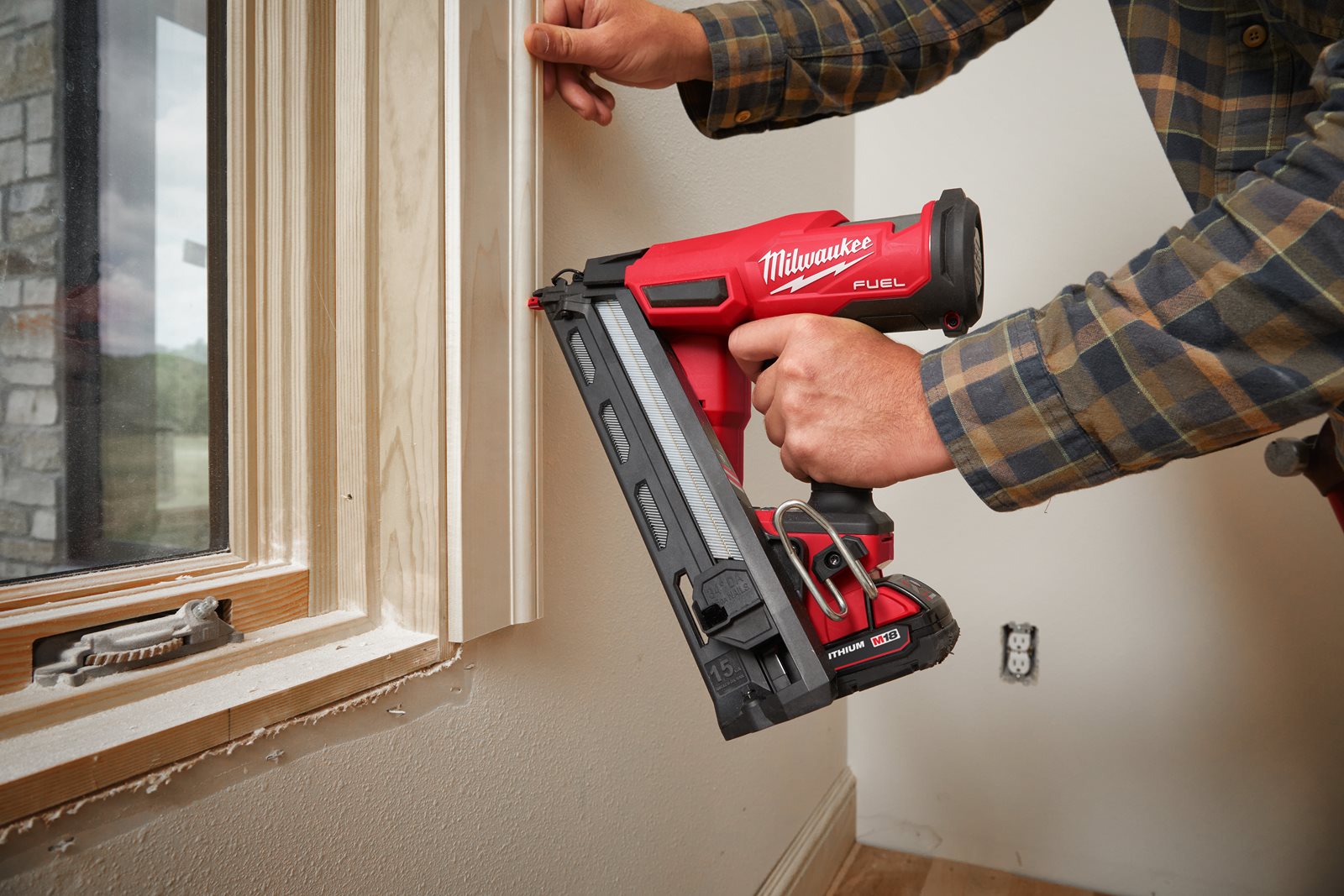 Pistol înclinat pentru cuie 15 GA M18 FUEL Milwaukee M18 FN15GA-0X - in utilizare 12