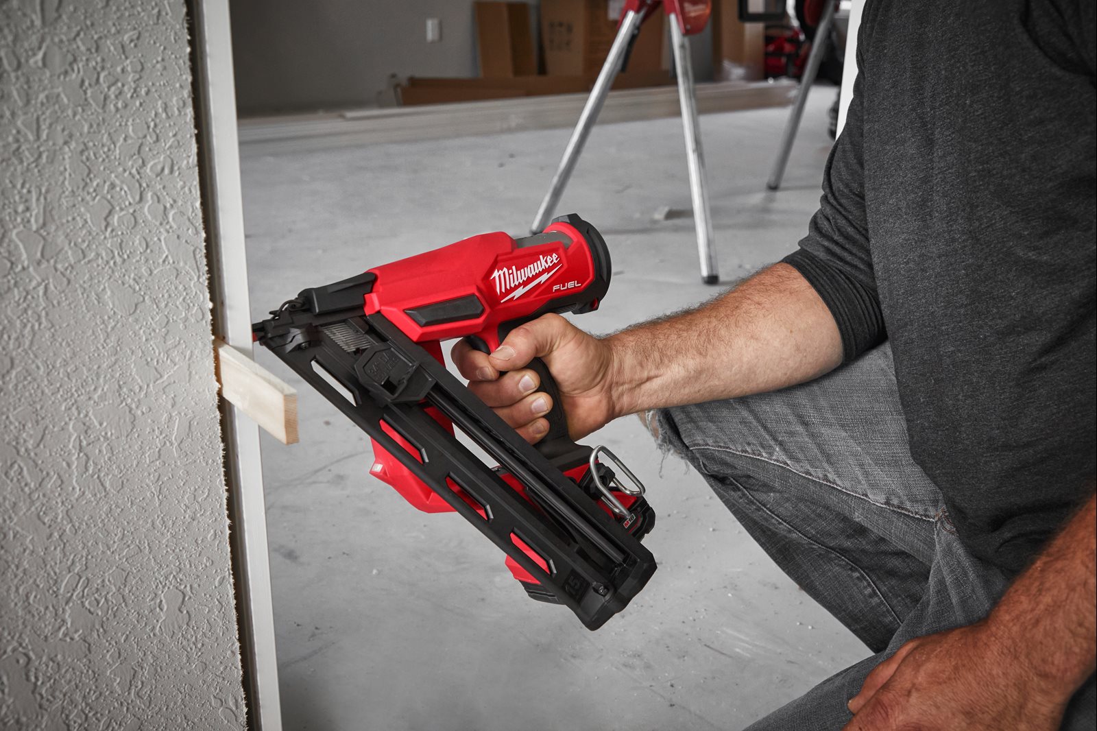 Pistol înclinat pentru cuie 15 GA M18 FUEL Milwaukee M18 FN15GA-0X - in utilizare 13