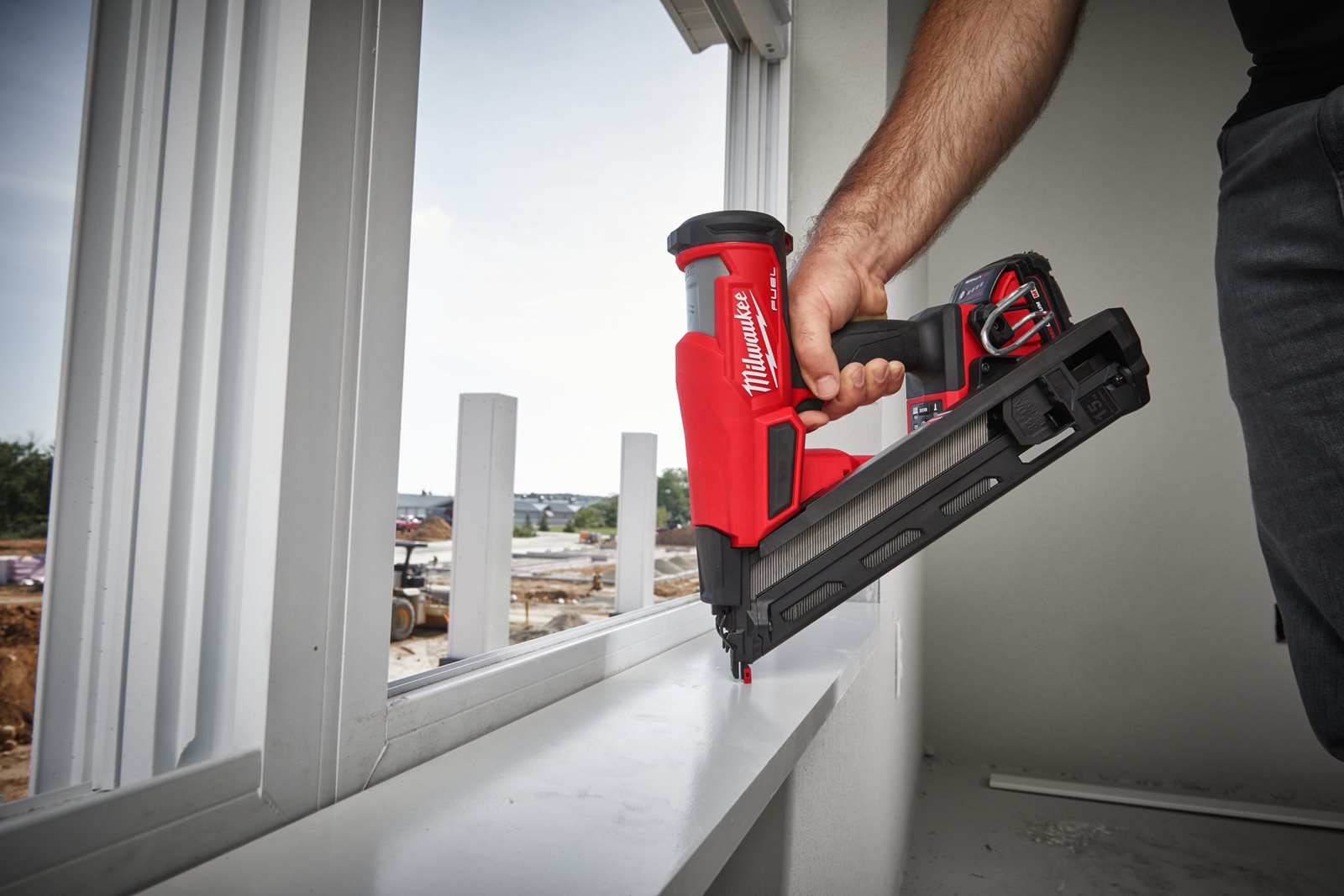 Pistol înclinat pentru cuie 15 GA M18 FUEL Milwaukee M18 FN15GA-0X - in utilizare 14