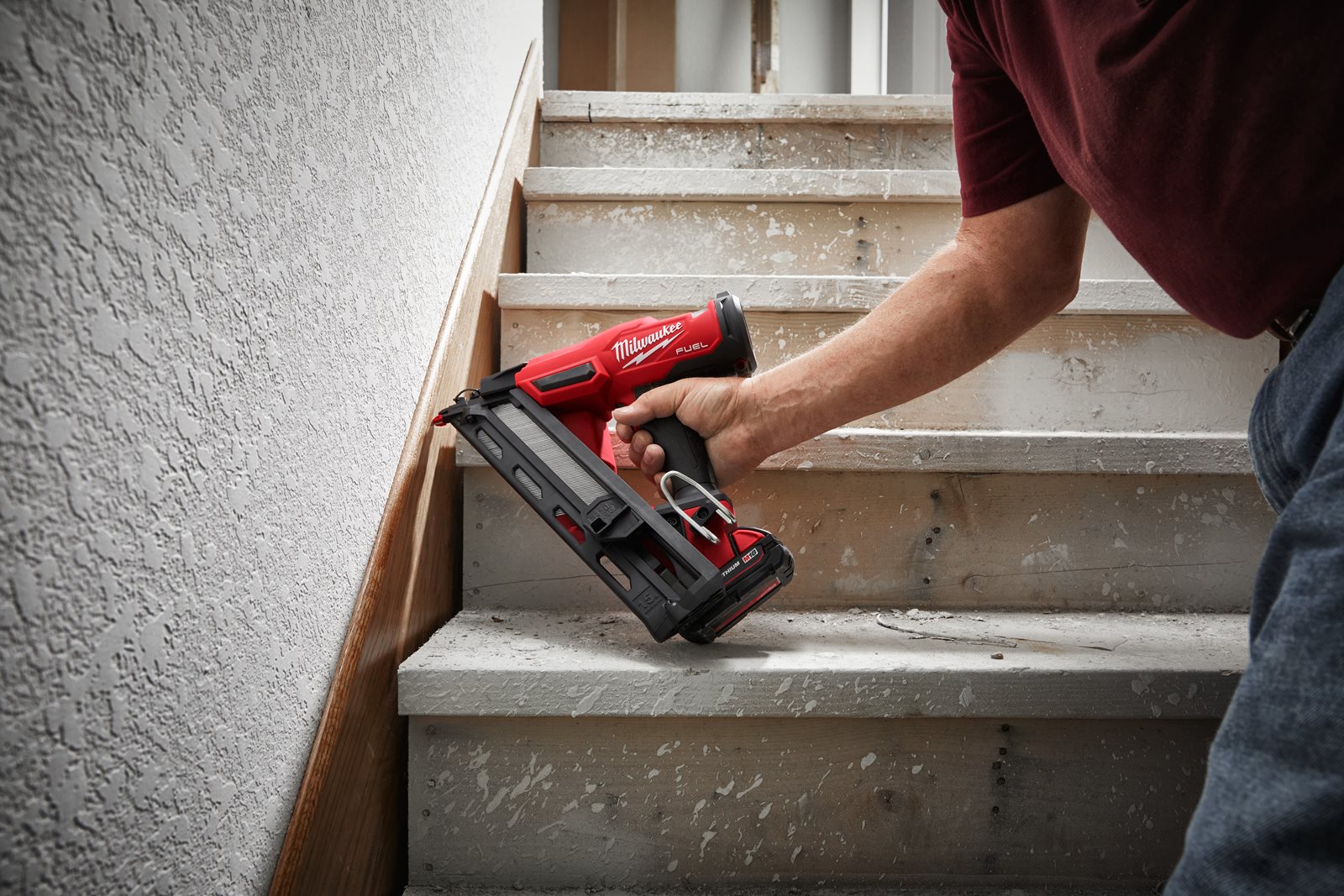 Pistol înclinat pentru cuie 15 GA M18 FUEL Milwaukee M18 FN15GA-0X - in utilizare 15