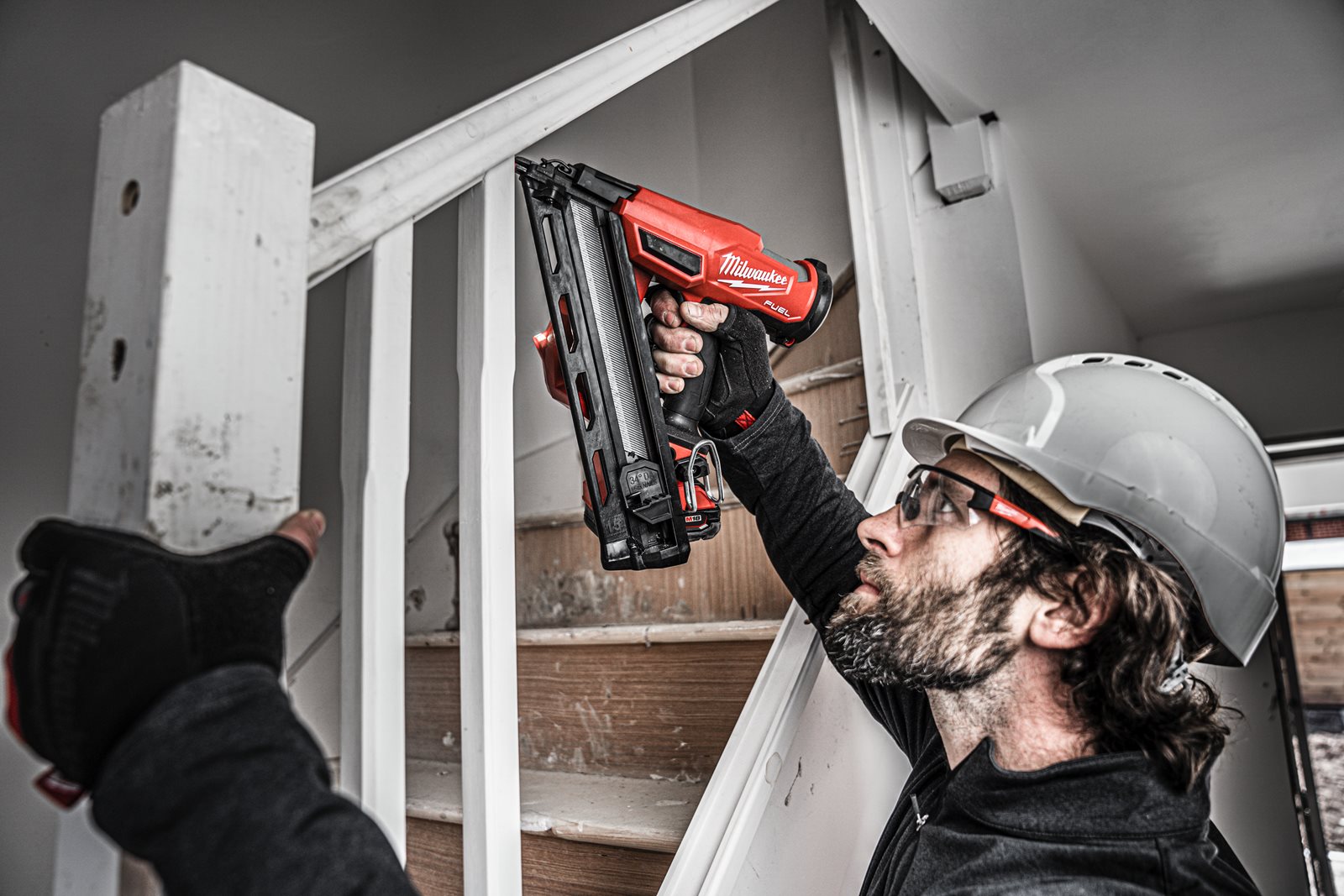 Pistol înclinat pentru cuie 15 GA M18 FUEL Milwaukee M18 FN15GA-0X - in utilizare 2