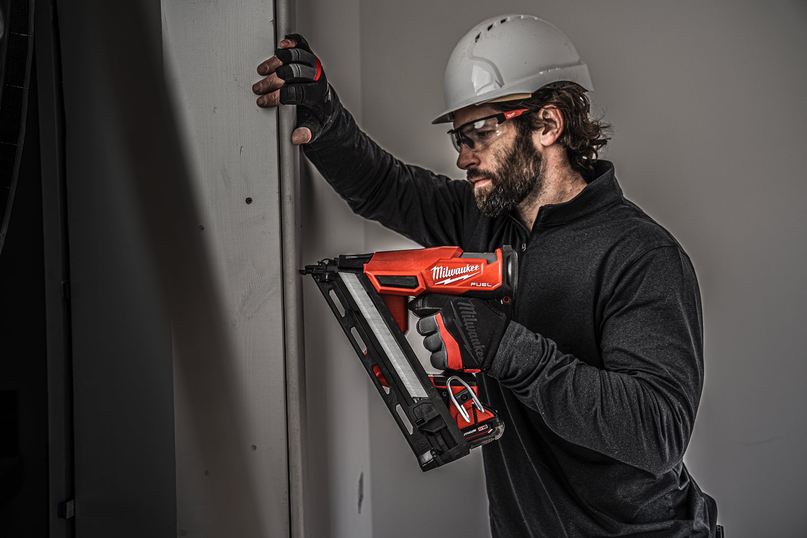 Pistol înclinat pentru cuie 15 GA M18 FUEL Milwaukee M18 FN15GA-0X - in utilizare 3