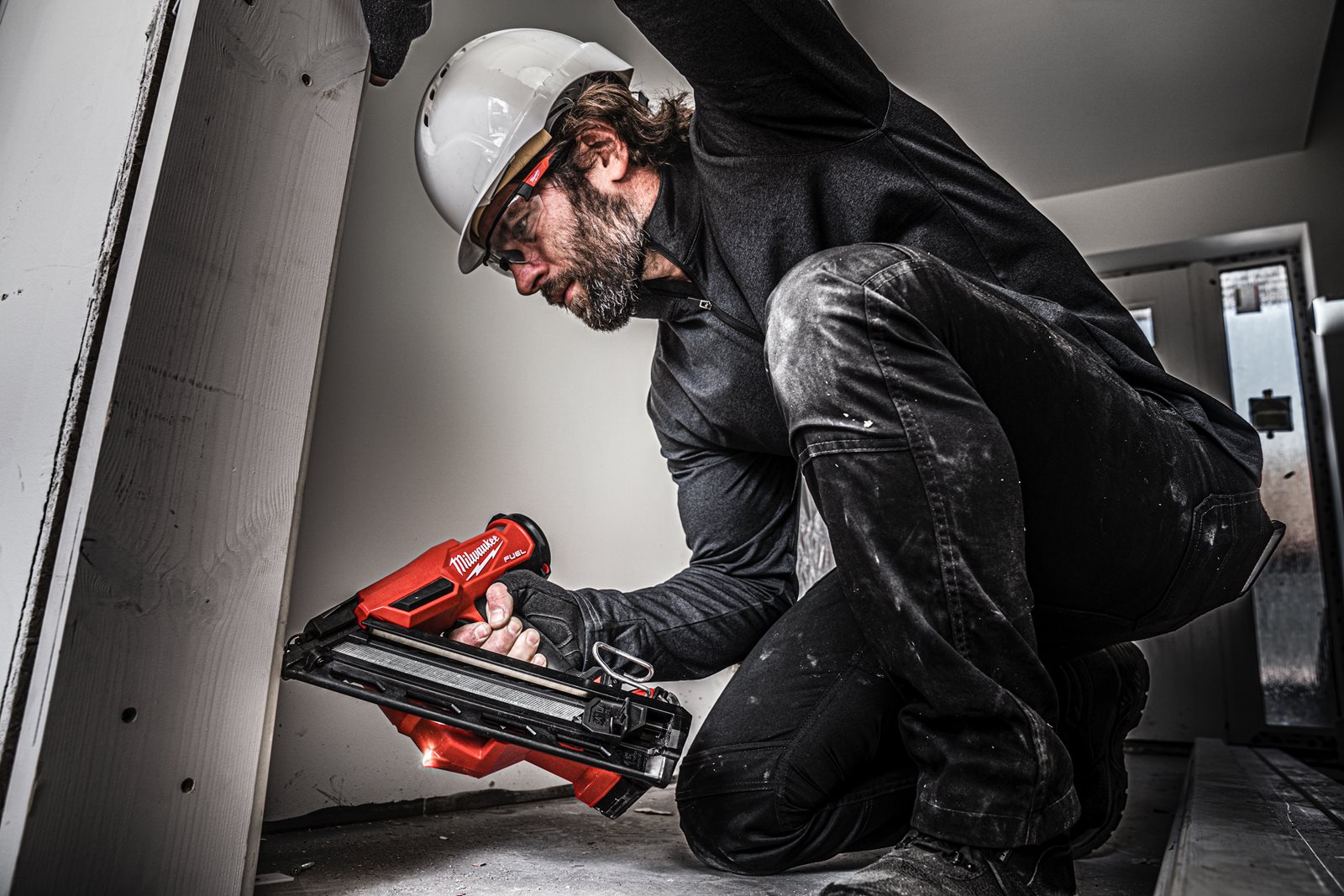Pistol înclinat pentru cuie 15 GA M18 FUEL Milwaukee M18 FN15GA-0X - in utilizare 4