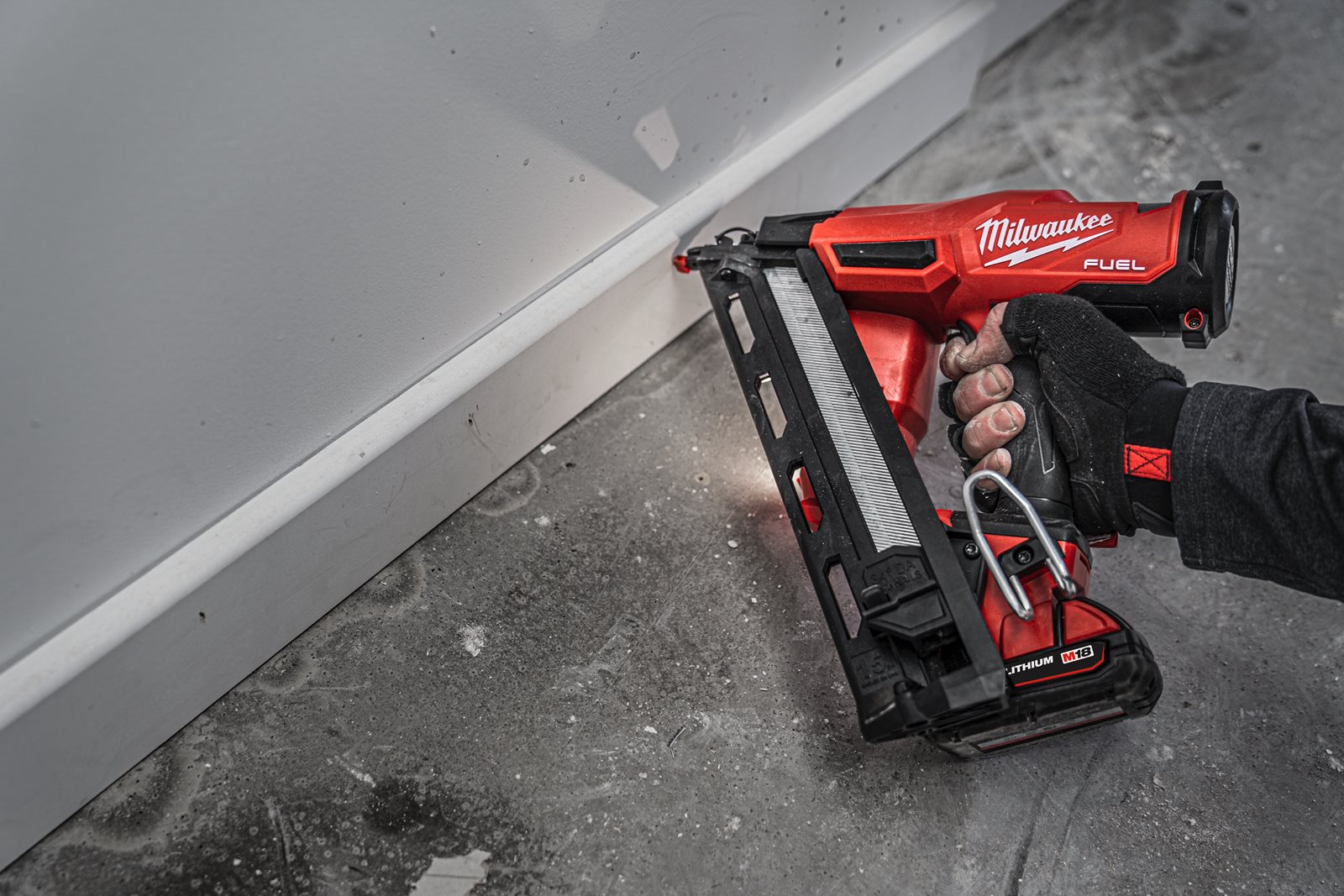 Pistol înclinat pentru cuie 15 GA M18 FUEL Milwaukee M18 FN15GA-0X - in utilizare 5