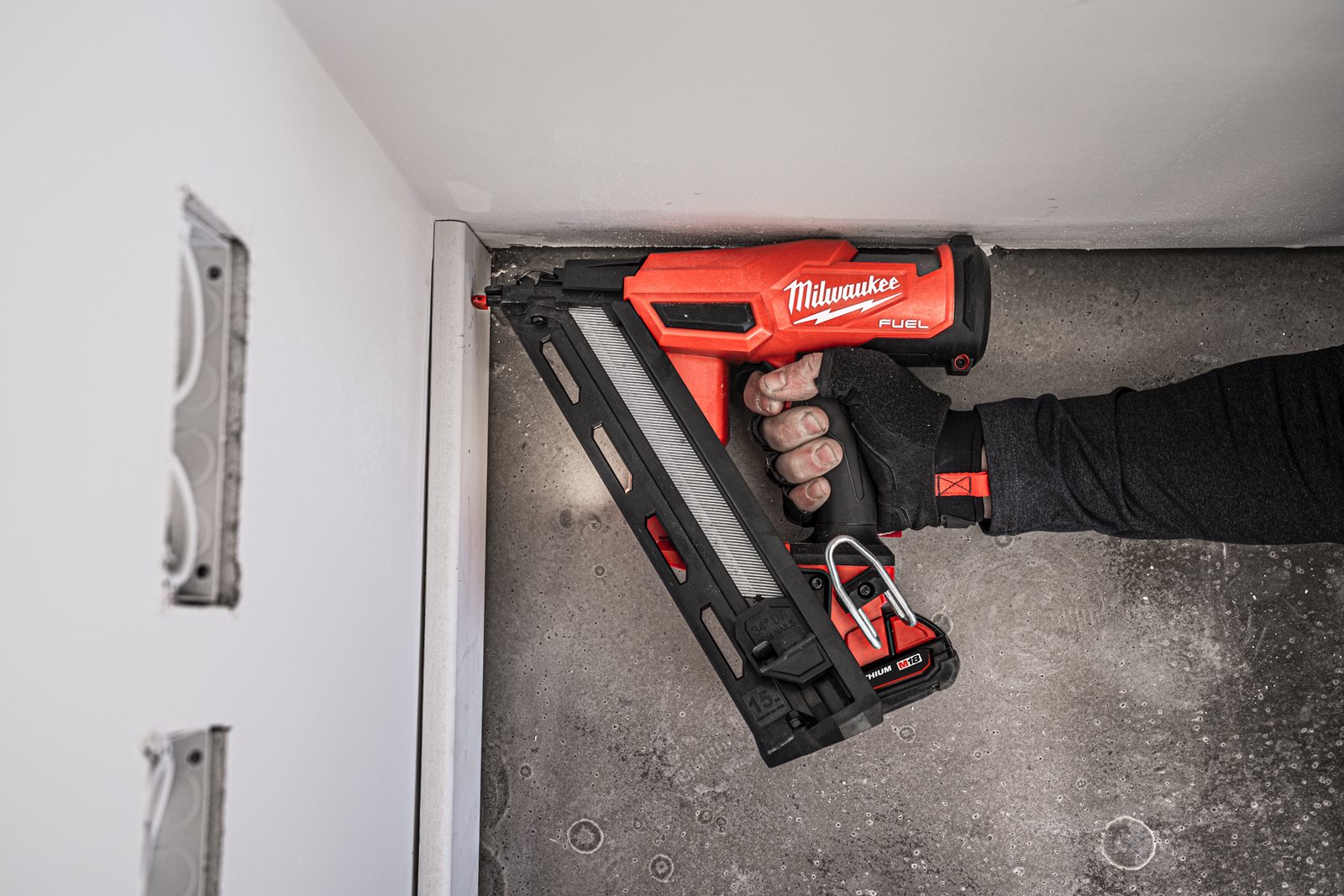 Pistol înclinat pentru cuie 15 GA M18 FUEL Milwaukee M18 FN15GA-0X - in utilizare 6