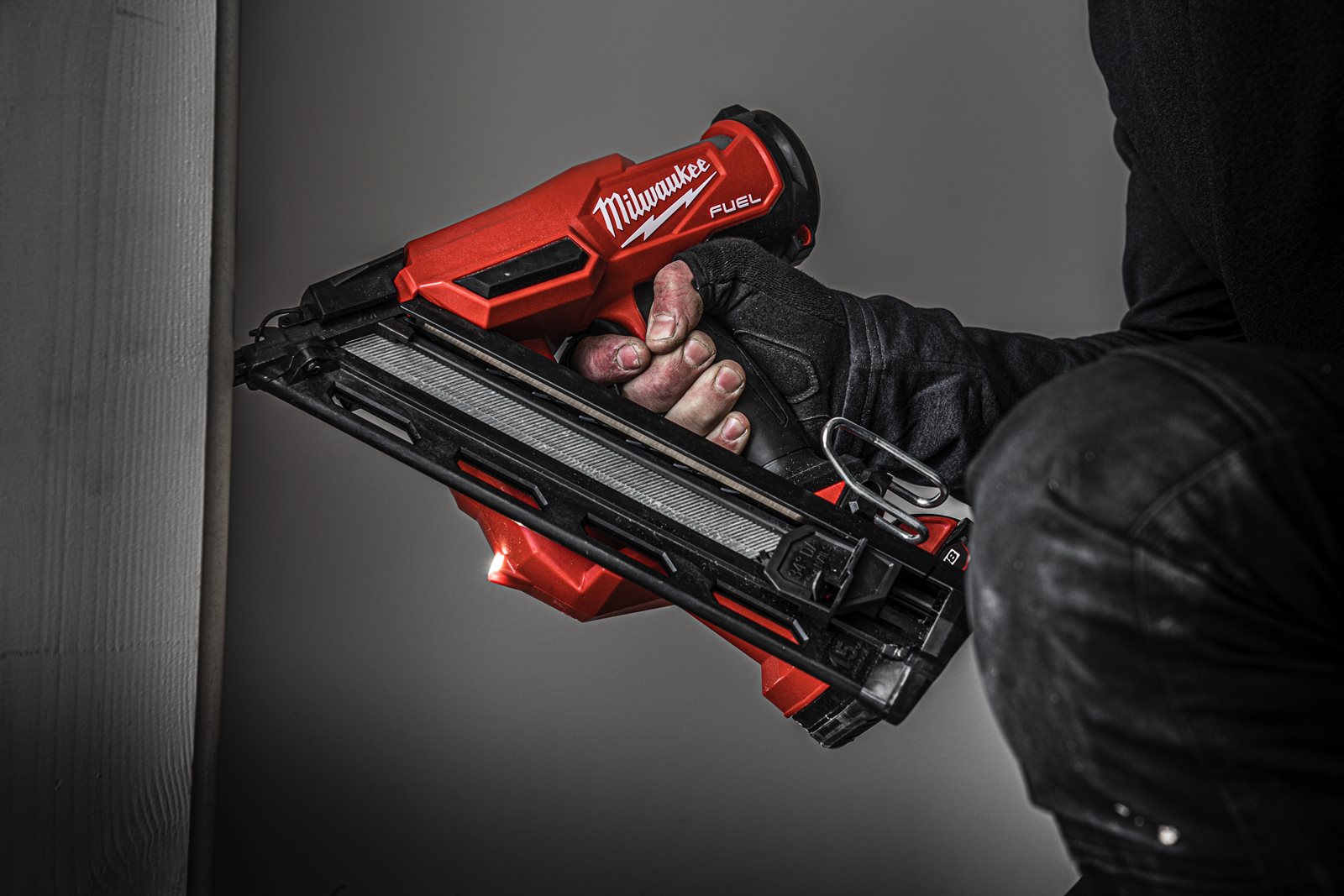 Pistol înclinat pentru cuie 15 GA M18 FUEL Milwaukee M18 FN15GA-0X - in utilizare 7