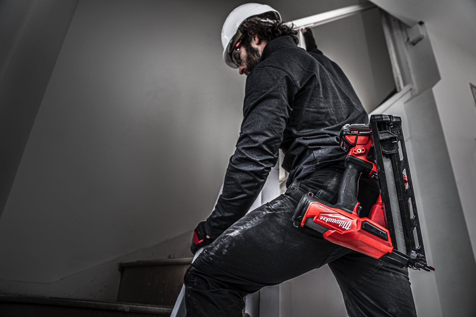 Pistol înclinat pentru cuie 15 GA M18 FUEL Milwaukee M18 FN15GA-0X - in utilizare 8