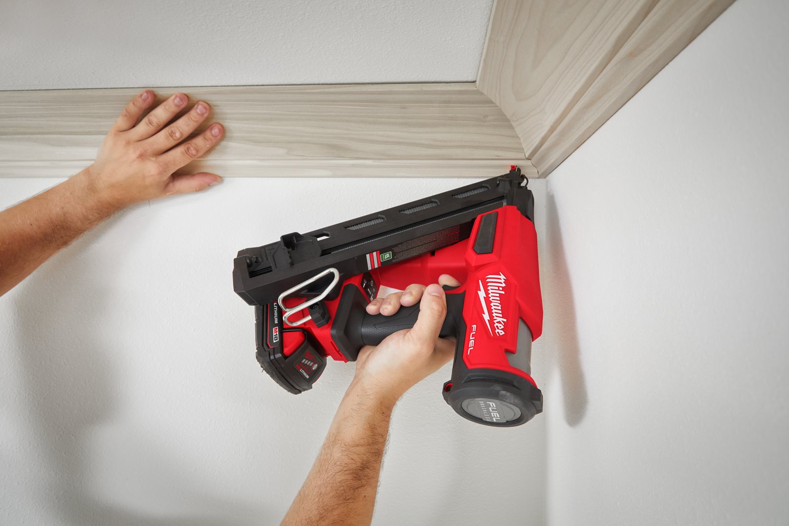 Pistol înclinat pentru cuie 15 GA M18 FUEL Milwaukee M18 FN15GA-0X - in utilizare 9
