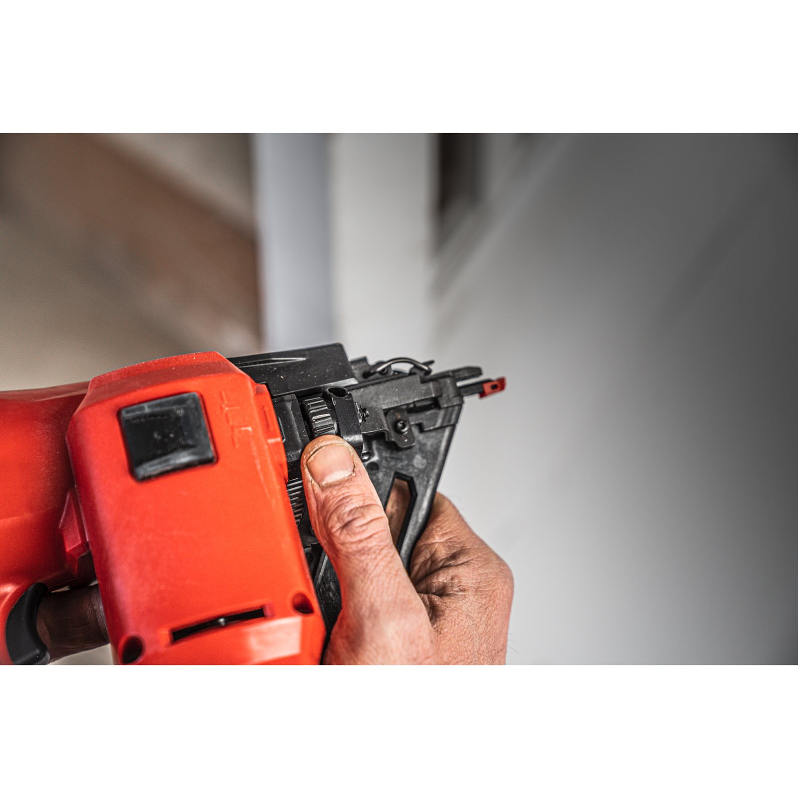 Pistol înclinat pentru cuie 15 GA M18 FUEL Milwaukee M18 FN15GA-0X - detaliu 3