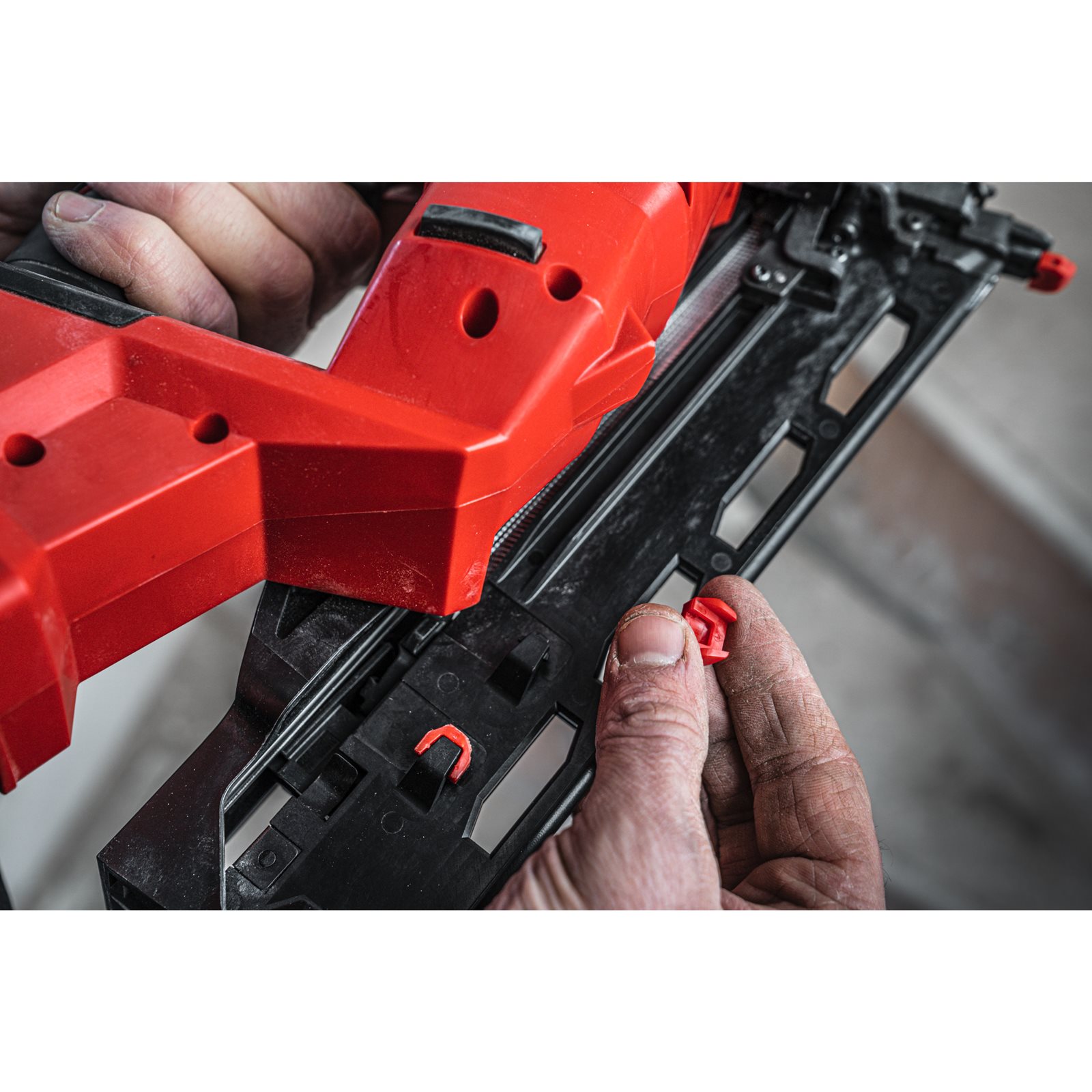 Pistol înclinat pentru cuie 15 GA M18 FUEL Milwaukee M18 FN15GA-0X - detaliu 4