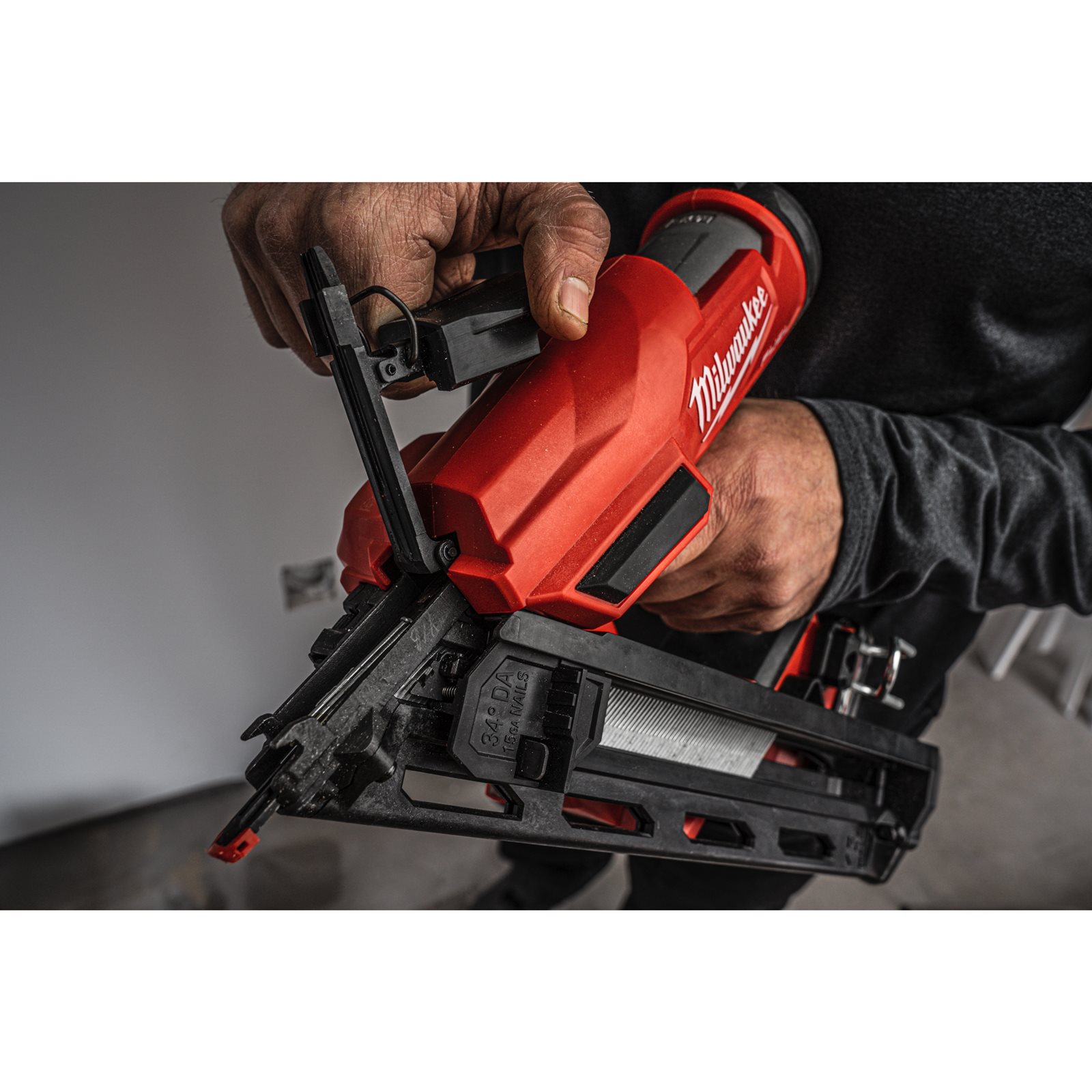 Pistol înclinat pentru cuie 15 GA M18 FUEL Milwaukee M18 FN15GA-0X - detaliu 7