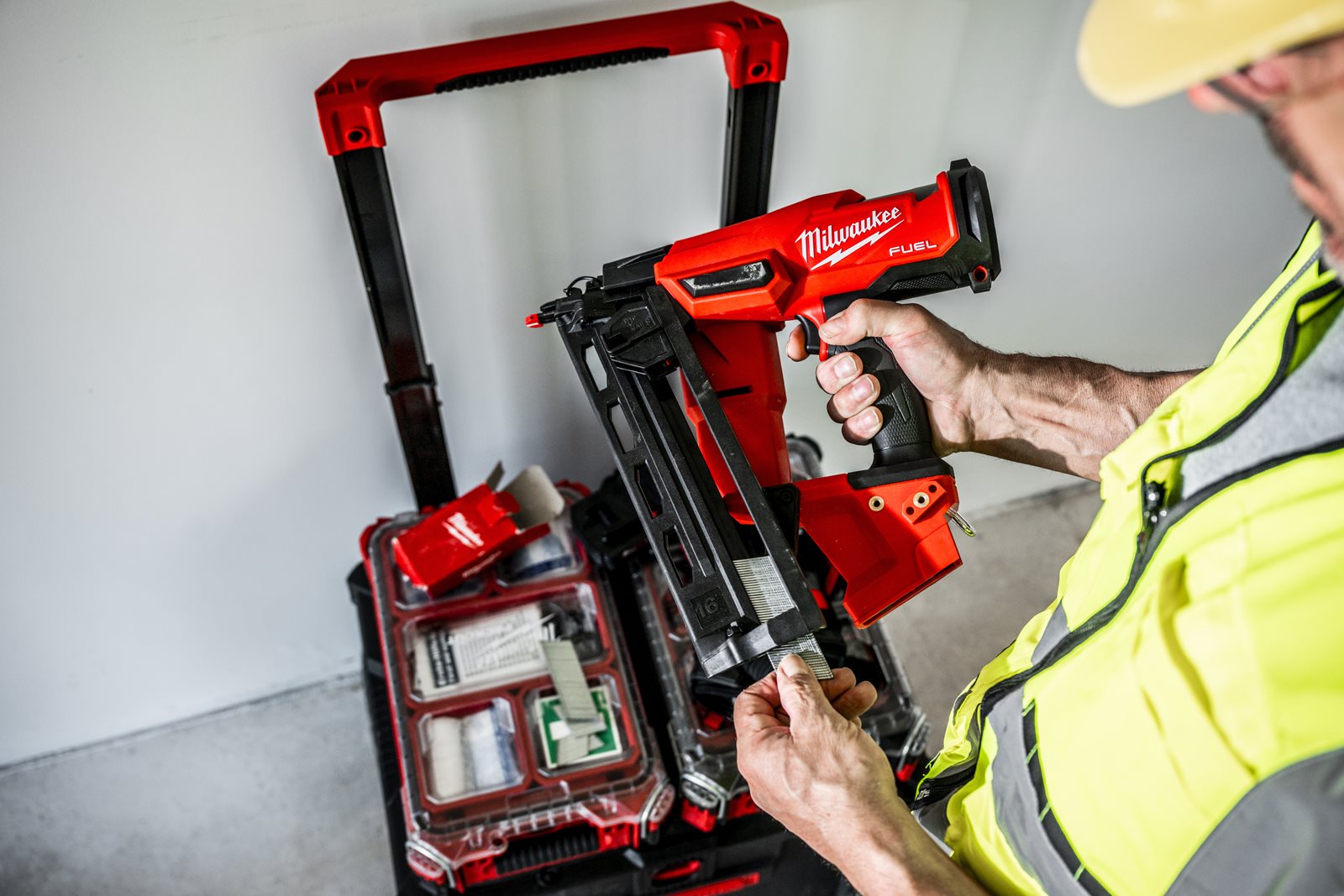 Pistol înclinat pentru cuie M18 FUEL 16 GA Milwaukee M18 FN16GA-202X - in utilizare 1