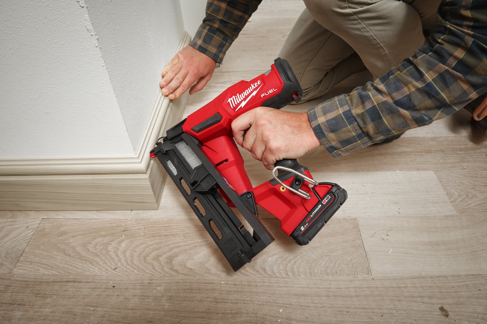 Pistol înclinat pentru cuie M18 FUEL 16 GA Milwaukee M18 FN16GA-202X - in utilizare 10