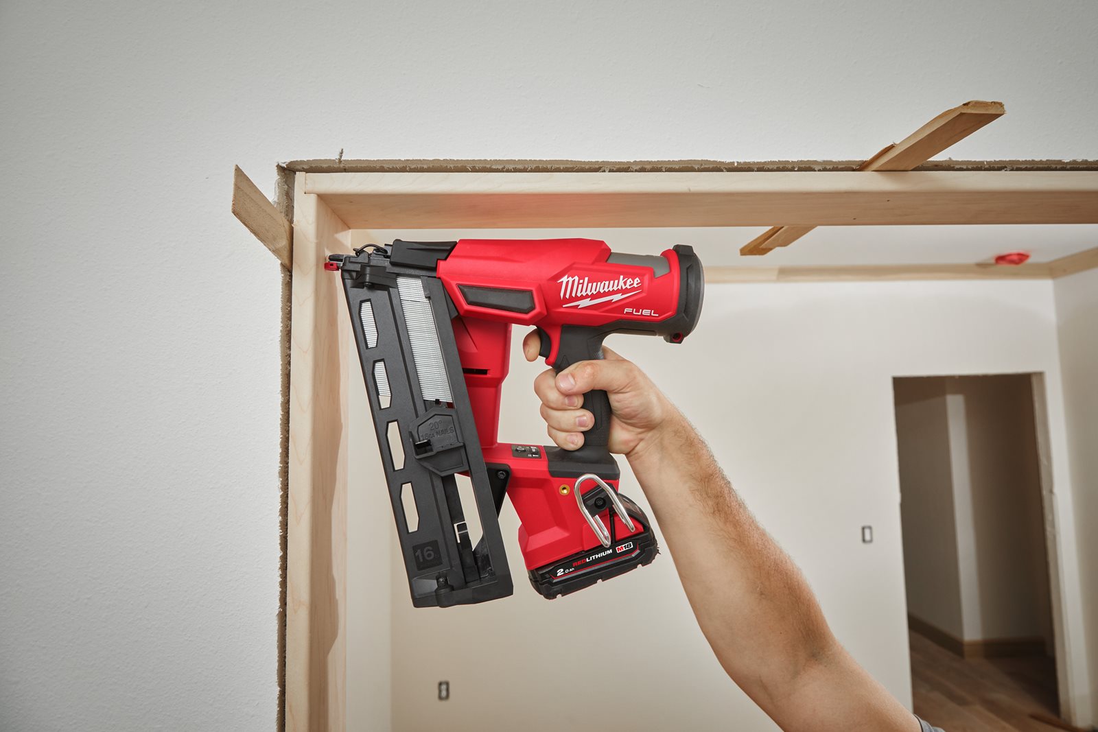 Pistol înclinat pentru cuie M18 FUEL 16 GA Milwaukee M18 FN16GA-202X - in utilizare 11