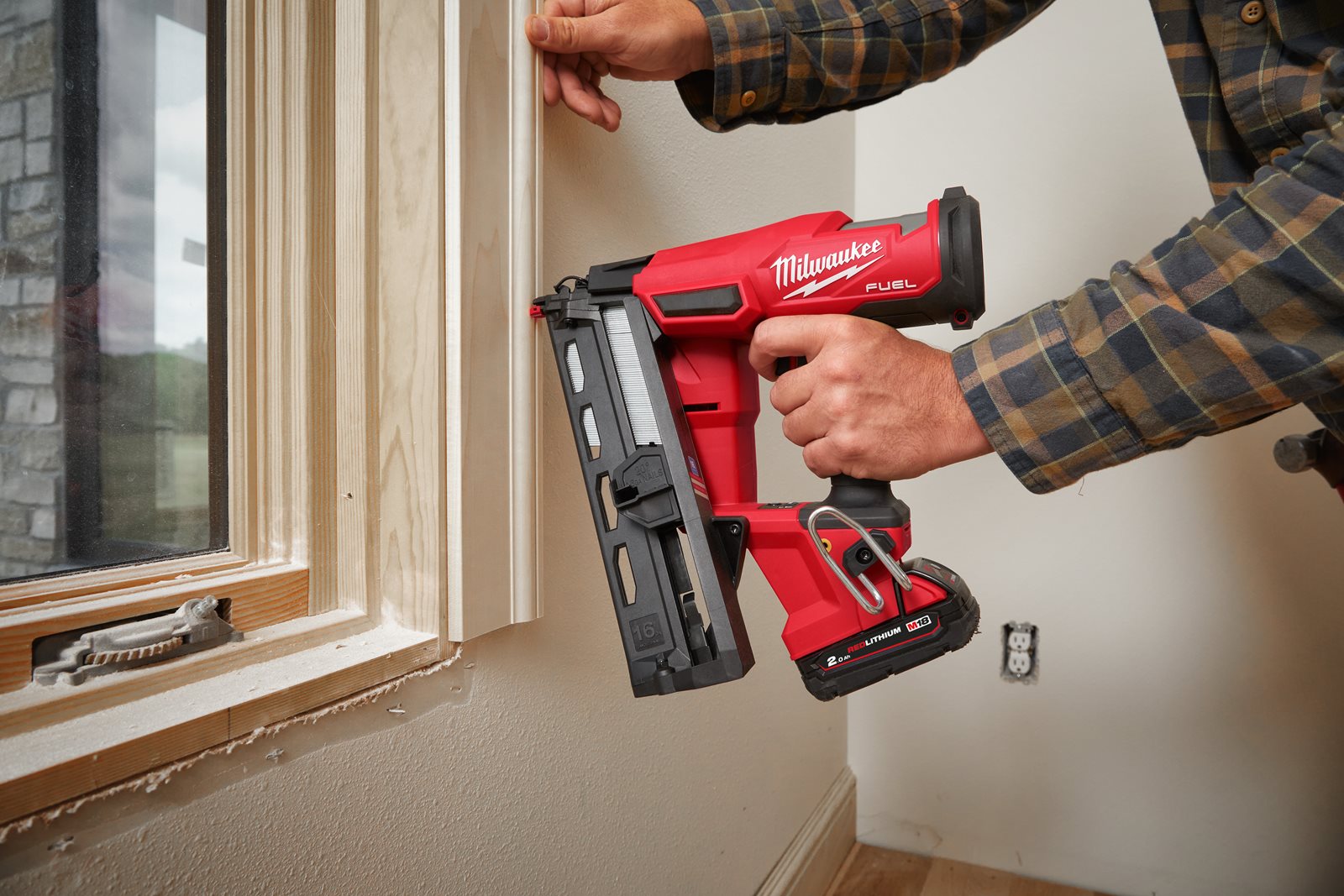 Pistol înclinat pentru cuie M18 FUEL 16 GA Milwaukee M18 FN16GA-202X - in utilizare 12