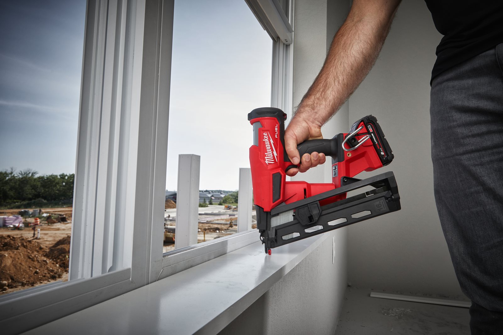 Pistol înclinat pentru cuie M18 FUEL 16 GA Milwaukee M18 FN16GA-202X - in utilizare 14