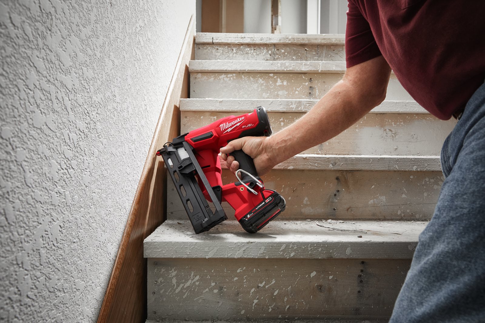 Pistol înclinat pentru cuie M18 FUEL 16 GA Milwaukee M18 FN16GA-202X - in utilizare 15