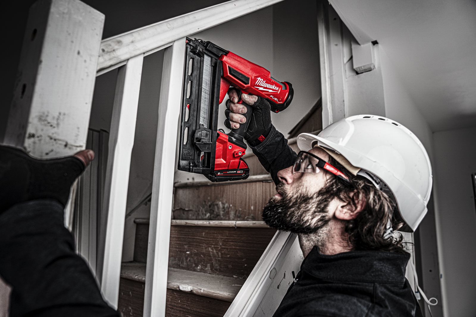Pistol înclinat pentru cuie M18 FUEL 16 GA Milwaukee M18 FN16GA-202X - in utilizare 2