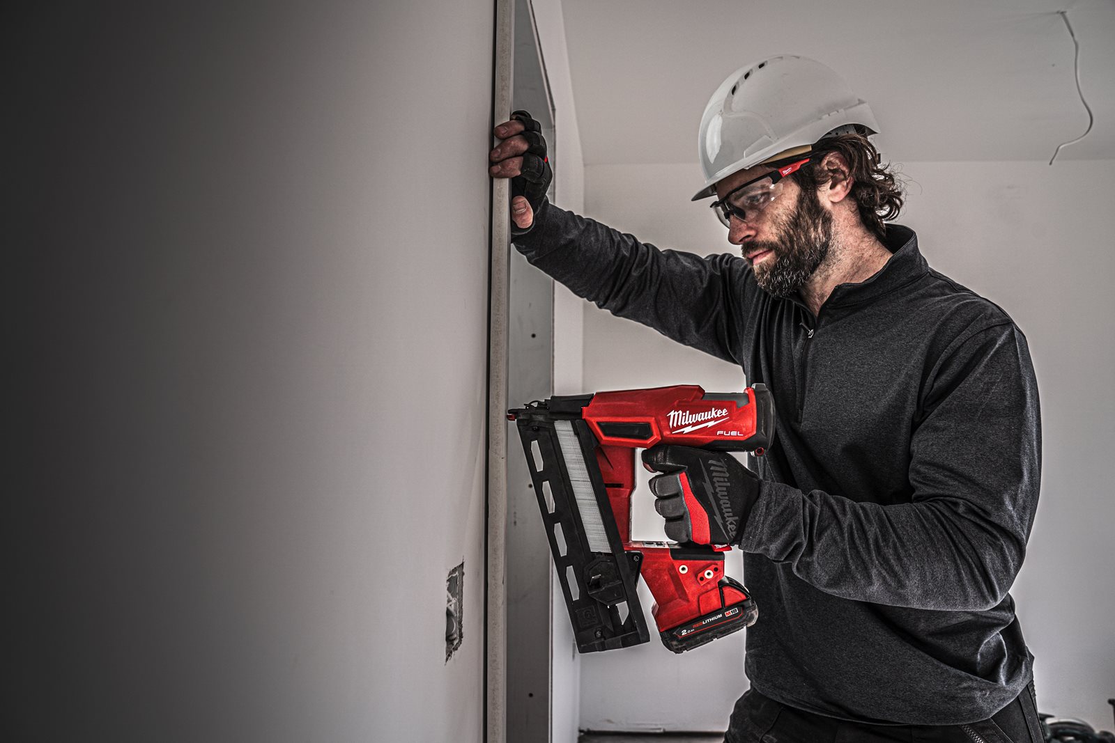 Pistol înclinat pentru cuie M18 FUEL 16 GA Milwaukee M18 FN16GA-202X - in utilizare 3