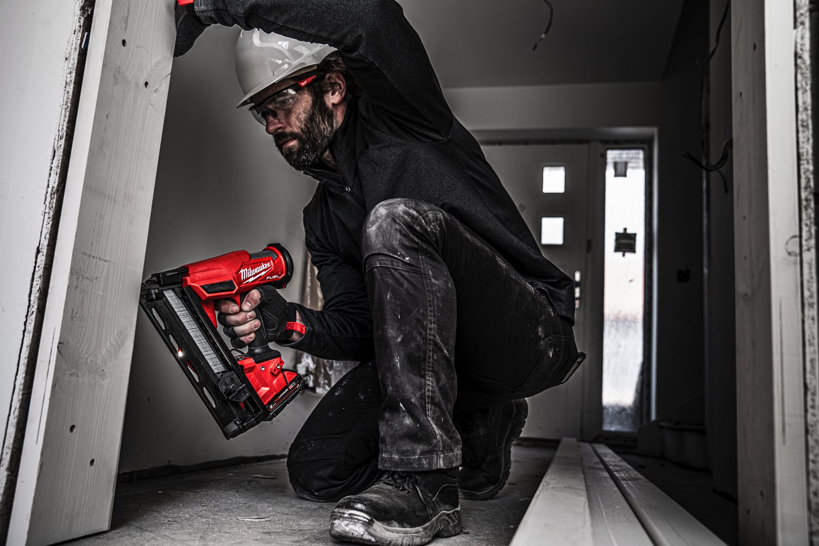Pistol înclinat pentru cuie M18 FUEL 16 GA Milwaukee M18 FN16GA-202X - in utilizare 4