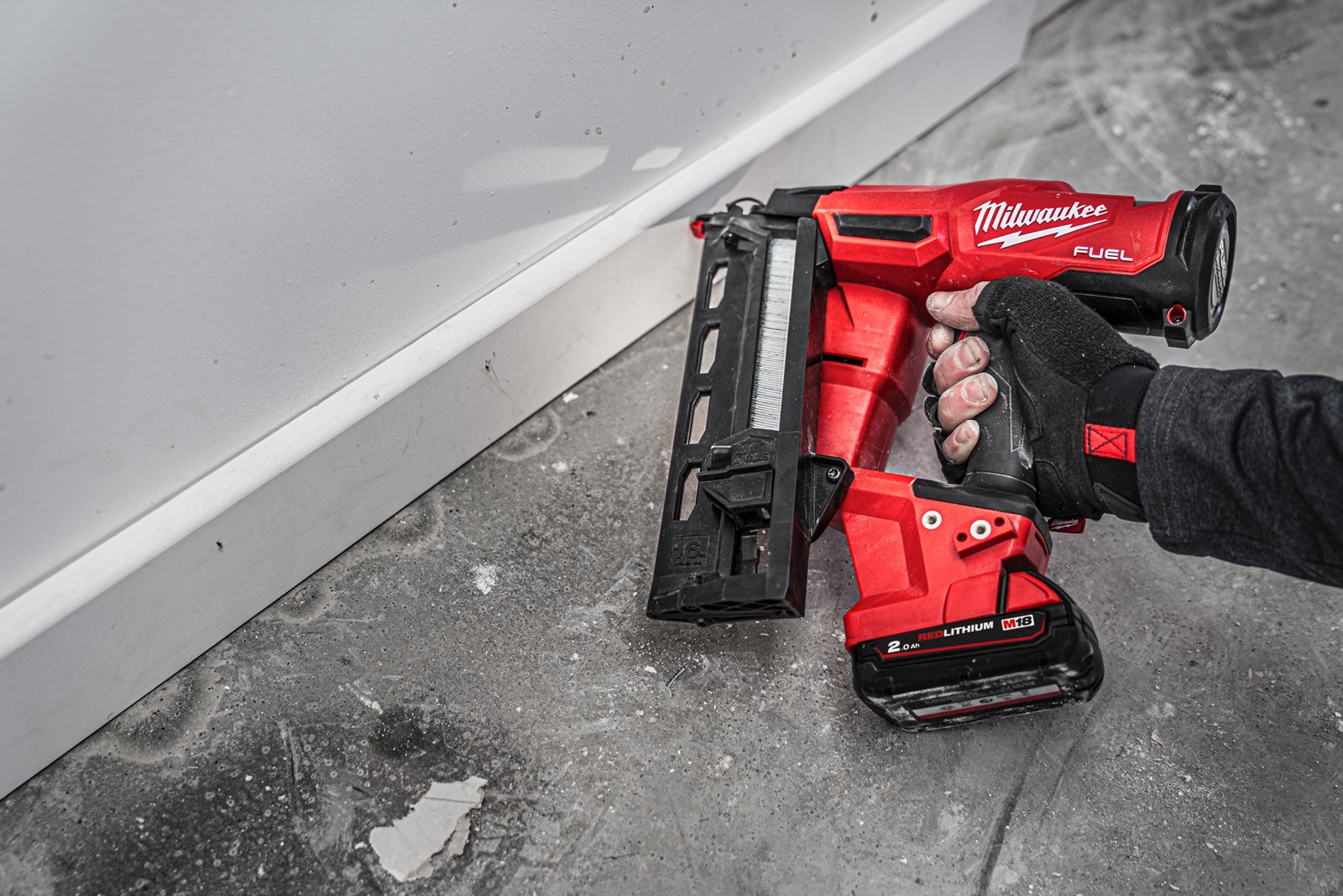 Pistol înclinat pentru cuie M18 FUEL 16 GA Milwaukee M18 FN16GA-202X - in utilizare 5